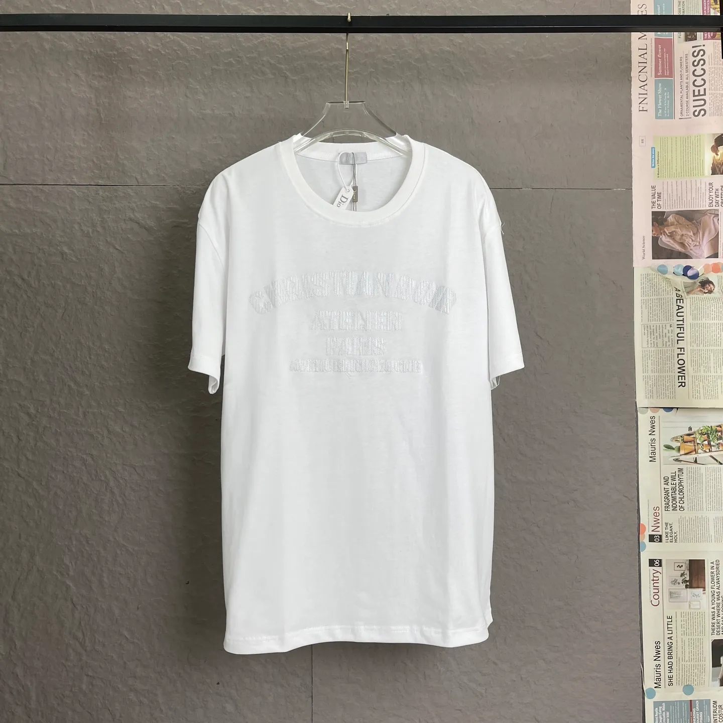 🅿️180 /A86 DIOR Dior Fabric upgrade 280 high gram weight High-end three-dimensional embroidery technology Exclusive new original order Same style for men and women Casual loose-fitting short sleeves High-end customization High version Fashionable and versatile imported fabrics Super soft and delicate feel Skin-friendly and comfortable to wear High-end boutique High-temperature washing process to ensure no deformation or shrinkage, summer wear, a comfortable and beautiful value! A must-have item for beauty and aging! The surface is ultra-fine and smooth, uniform, delicate and soft. It is comfortable to wear and can easily create a cool summer feel. It is easy to handle on the upper body and becomes the focus of the street in minutes. Size: XS-L Color: black and white
