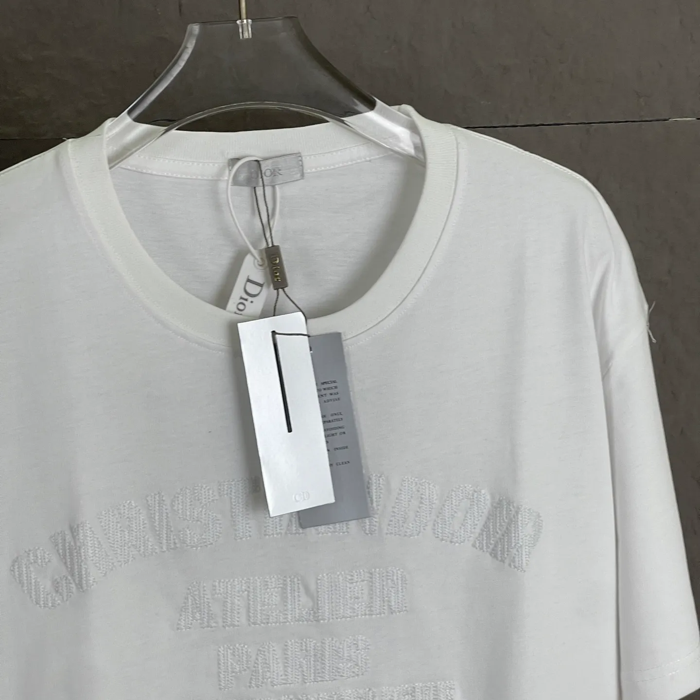 🅿️180 /A86 DIOR Dior Fabric upgrade 280 high gram weight High-end three-dimensional embroidery technology Exclusive new original order Same style for men and women Casual loose-fitting short sleeves High-end customization High version Fashionable and versatile imported fabrics Super soft and delicate feel Skin-friendly and comfortable to wear High-end boutique High-temperature washing process to ensure no deformation or shrinkage, summer wear, a comfortable and beautiful value! A must-have item for beauty and aging! The surface is ultra-fine and smooth, uniform, delicate and soft. It is comfortable to wear and can easily create a cool summer feel. It is easy to handle on the upper body and becomes the focus of the street in minutes. Size: XS-L Color: black and white