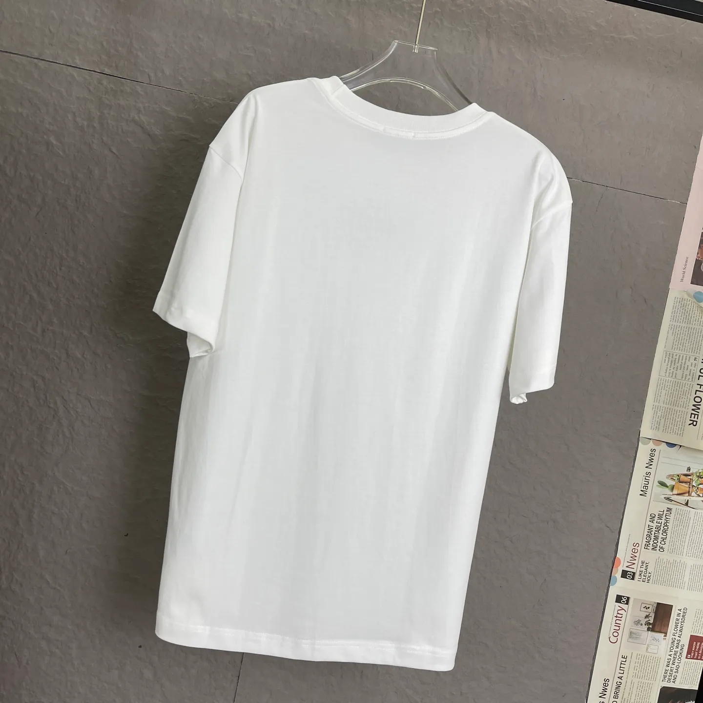 🅿️180 /A86 DIOR Dior Fabric upgrade 280 high gram weight High-end three-dimensional embroidery technology Exclusive new original order Same style for men and women Casual loose-fitting short sleeves High-end customization High version Fashionable and versatile imported fabrics Super soft and delicate feel Skin-friendly and comfortable to wear High-end boutique High-temperature washing process to ensure no deformation or shrinkage, summer wear, a comfortable and beautiful value! A must-have item for beauty and aging! The surface is ultra-fine and smooth, uniform, delicate and soft. It is comfortable to wear and can easily create a cool summer feel. It is easy to handle on the upper body and becomes the focus of the street in minutes. Size: XS-L Color: black and white