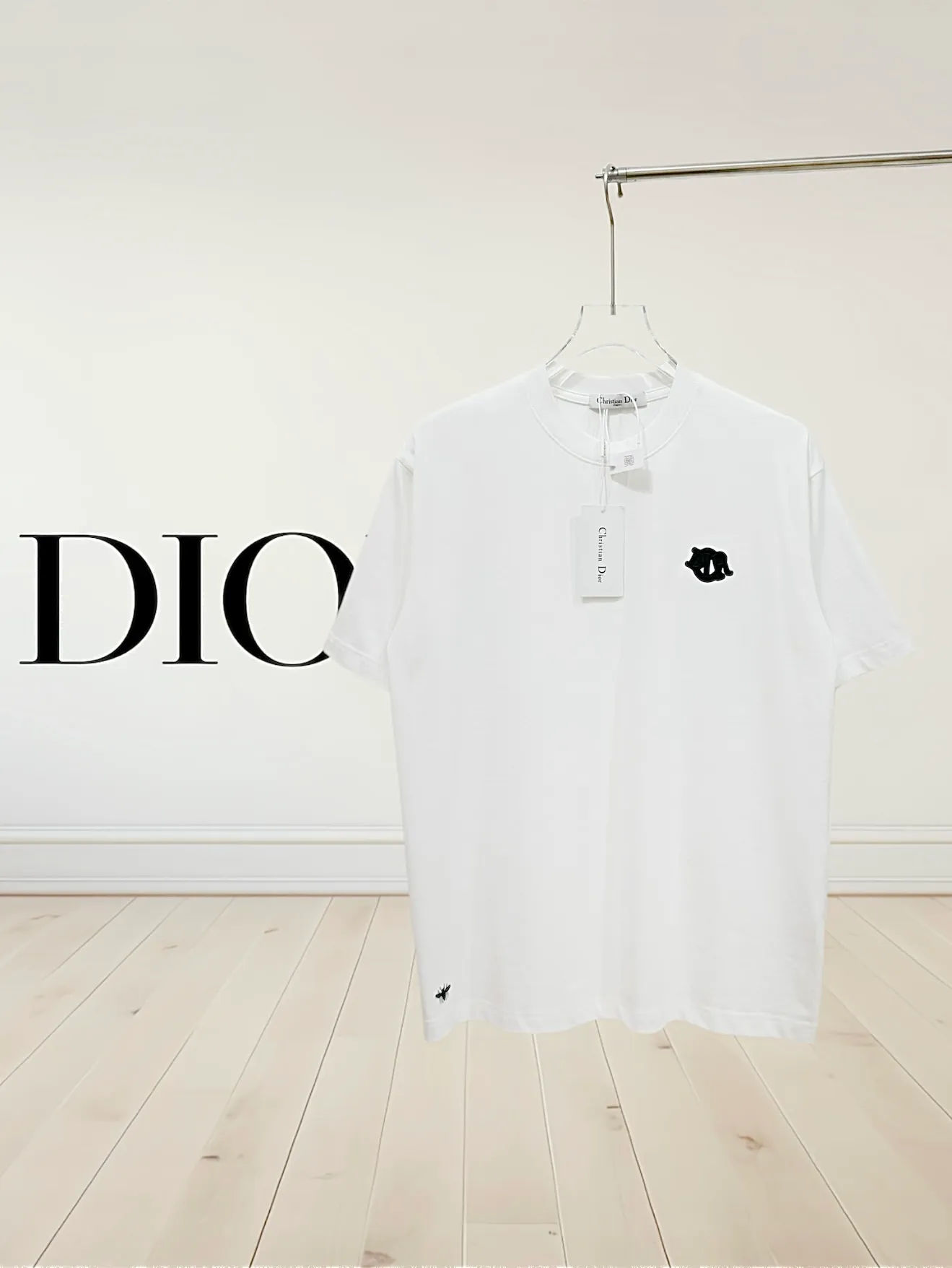 🅿️190 [Higher version] Dior Dior micro wide version 25ss new exclusive limited edition chest, three-dimensional embroidered patch letters🪡 embroidery pattern and embroidered logo in English on the back panel, and embroidered bee logo on the front and side. As the leader in the luxury world, d house is well-deserved. The first thing that catches the eye is the loose and comfortable black and white solid color styles~~ The ribbed round collar has become the best modification of its version, while d house has the upper body logo listed on the chest, and the unique letter logo patch embroidery design highlights the texture! The most traditional modification method combined with the simplest color scale contrast forms the strongest and direct contrast, and this is often the most concise and clear minimalist modification method~~A nostalgic classic atmosphere also spreads in this work inadvertently! Salute to a historic year! Coupled with the blessing of 320 grams of cotton material, both the upper body comfort and the existence are unparalleled. It can be said to be a must-have companion in summer. The excellent breathability and comfortable wearing feeling are unparalleled~ Recommended! ! Color: black and white, two colors Size: s-xL