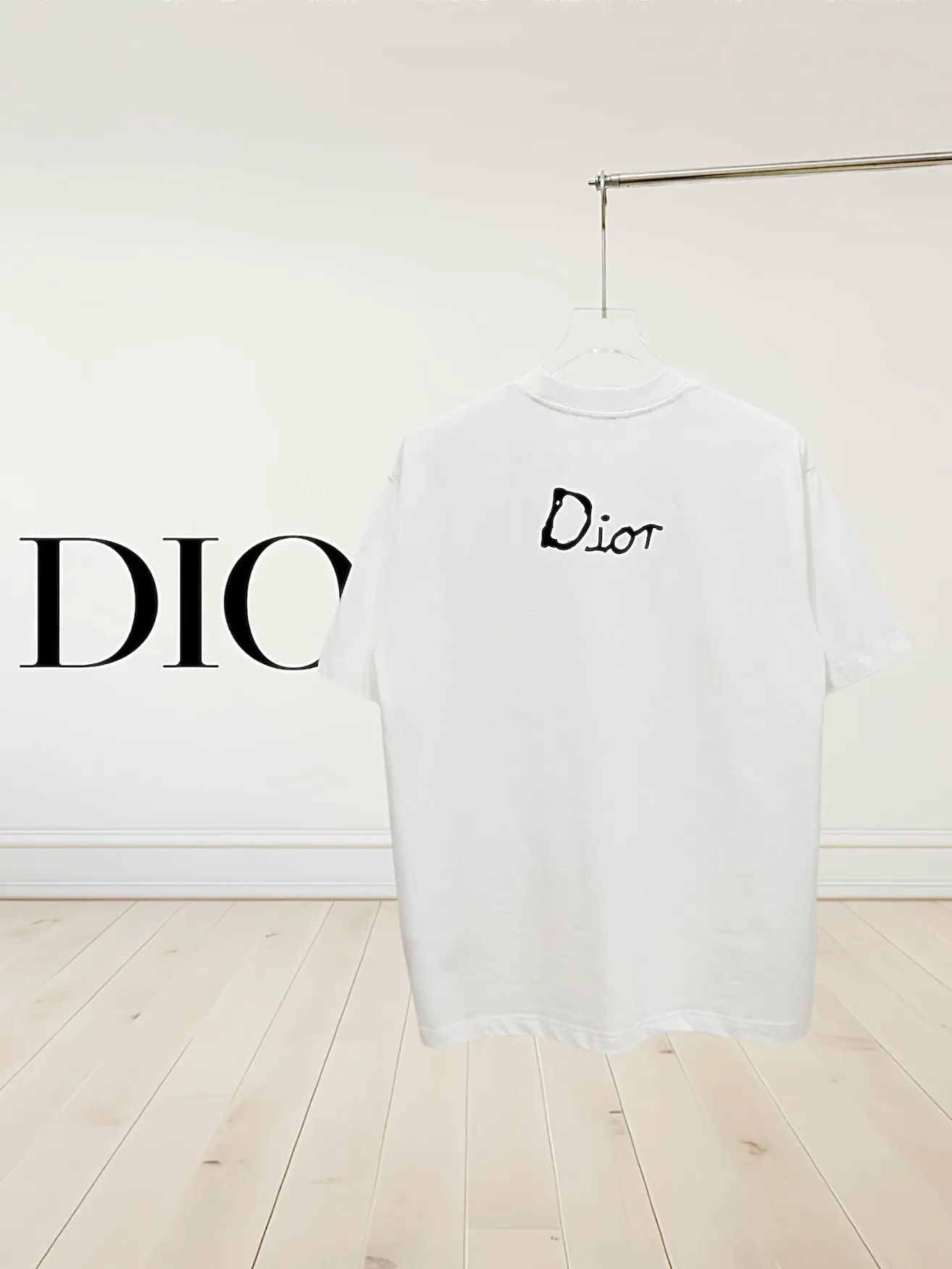 🅿️190 [Higher version] Dior Dior micro wide version 25ss new exclusive limited edition chest, three-dimensional embroidered patch letters🪡 embroidery pattern and embroidered logo in English on the back panel, and embroidered bee logo on the front and side. As the leader in the luxury world, d house is well-deserved. The first thing that catches the eye is the loose and comfortable black and white solid color styles~~ The ribbed round collar has become the best modification of its version, while d house has the upper body logo listed on the chest, and the unique letter logo patch embroidery design highlights the texture! The most traditional modification method combined with the simplest color scale contrast forms the strongest and direct contrast, and this is often the most concise and clear minimalist modification method~~A nostalgic classic atmosphere also spreads in this work inadvertently! Salute to a historic year! Coupled with the blessing of 320 grams of cotton material, both the upper body comfort and the existence are unparalleled. It can be said to be a must-have companion in summer. The excellent breathability and comfortable wearing feeling are unparalleled~ Recommended! ! Color: black and white, two colors Size: s-xL