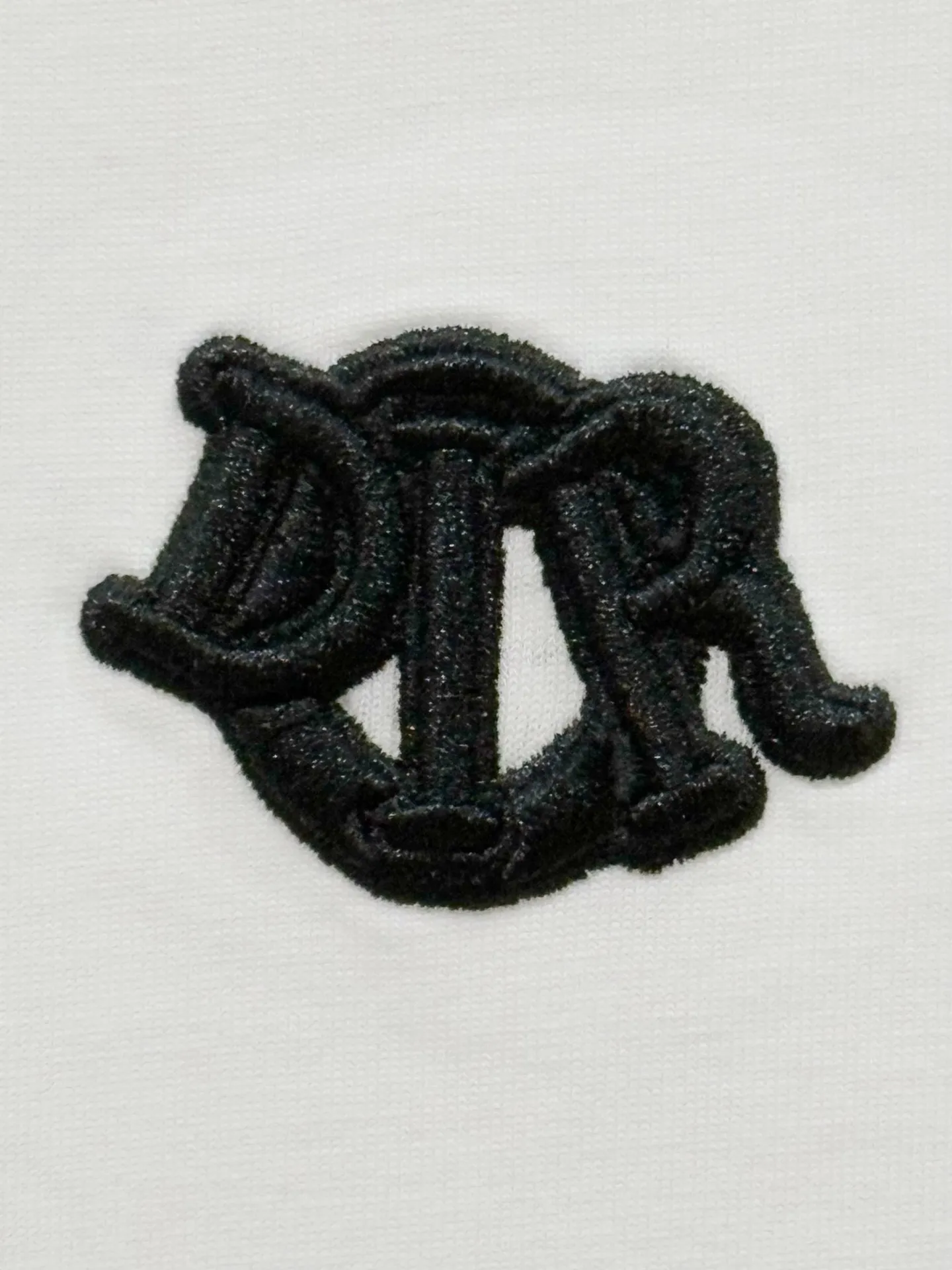 🅿️190 [Higher version] Dior Dior micro wide version 25ss new exclusive limited edition chest, three-dimensional embroidered patch letters🪡 embroidery pattern and embroidered logo in English on the back panel, and embroidered bee logo on the front and side. As the leader in the luxury world, d house is well-deserved. The first thing that catches the eye is the loose and comfortable black and white solid color styles~~ The ribbed round collar has become the best modification of its version, while d house has the upper body logo listed on the chest, and the unique letter logo patch embroidery design highlights the texture! The most traditional modification method combined with the simplest color scale contrast forms the strongest and direct contrast, and this is often the most concise and clear minimalist modification method~~A nostalgic classic atmosphere also spreads in this work inadvertently! Salute to a historic year! Coupled with the blessing of 320 grams of cotton material, both the upper body comfort and the existence are unparalleled. It can be said to be a must-have companion in summer. The excellent breathability and comfortable wearing feeling are unparalleled~ Recommended! ! Color: black and white, two colors Size: s-xL