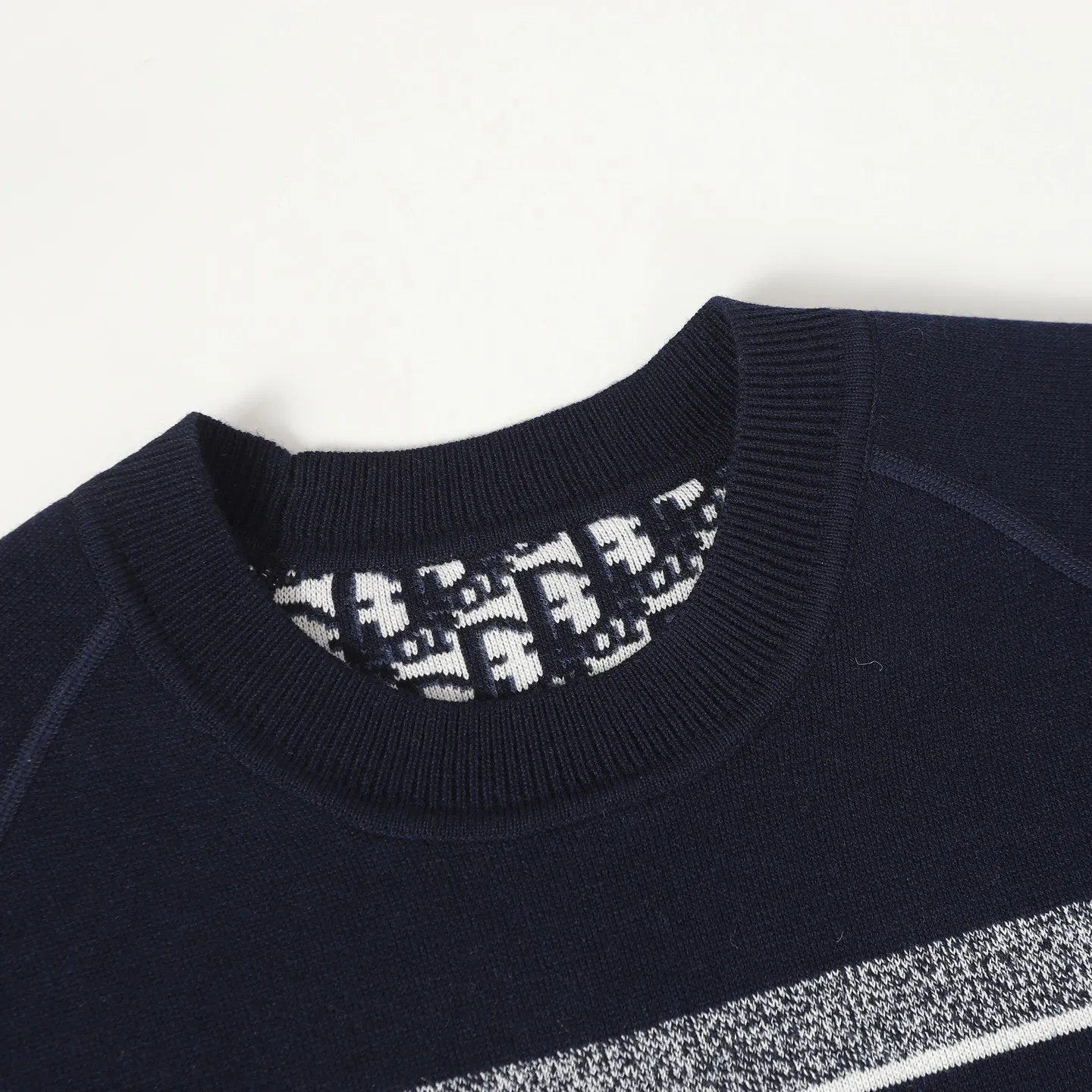 🅿️520 DIOR/Dior 25FW presbyopic reversible cashmere crew neck sweater. The fabric is made of top-quality cashmere yarn. The new autumn and winter Oblique jacquard knitted cashmere sweater adopts a reversible design and is made of high-quality cashmere material. After fine weaving process, it presents a soft and comfortable touch and excellent thermal insulation performance. The iconic Oblique jacquard pattern is perfectly presented through precision knitting technology. It can be worn on both sides, showing different style charms. The round neck design is simple and elegant, suitable for various matching occasions. Exquisite knitting technology ensures that the clothes are not easily deformed and remain crisp and long-lasting. The double-sided design concept reflects DIOR's perfect balance of practicality and fashion. Each sweater undergoes strict quality inspection to ensure that the quality meets the brand's consistently high standards. This knitted item combines warmth and style, making it an exquisite addition to your autumn and winter wardrobe. Size:S/M/L