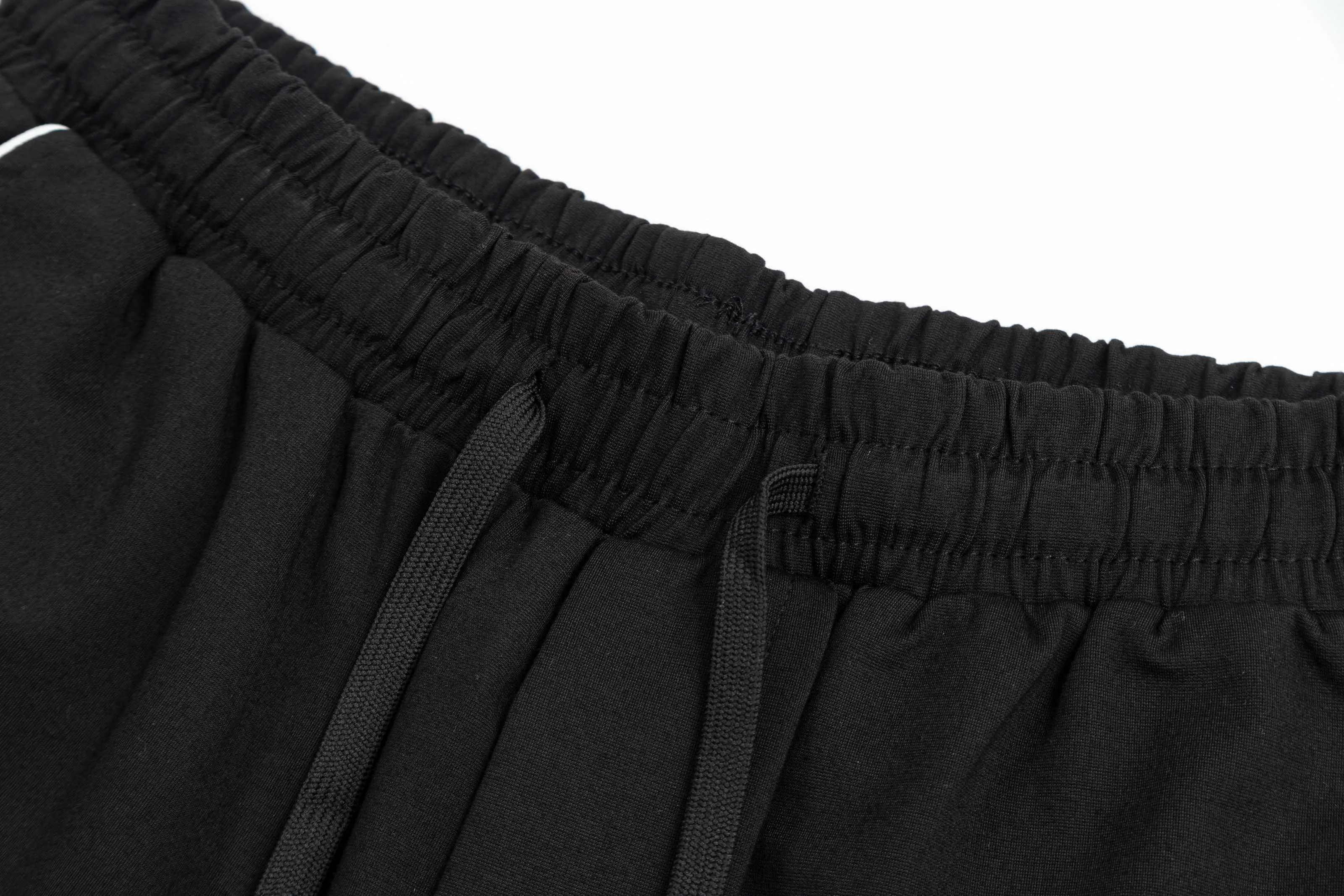 🅿️190 2025 Dior Dior new knitted shorts, customized fabric, knitted with knitted logo printed on it. The version is tight and three-dimensional, with straight stripe splicing. The customized trouser cord hardware has strong texture and smoothness. The upper body is comfortable and breathable. It has a concave and convex three-dimensional feel. It is suitable for fashionable and casual wear. Color: Black-White Size: M-4XL