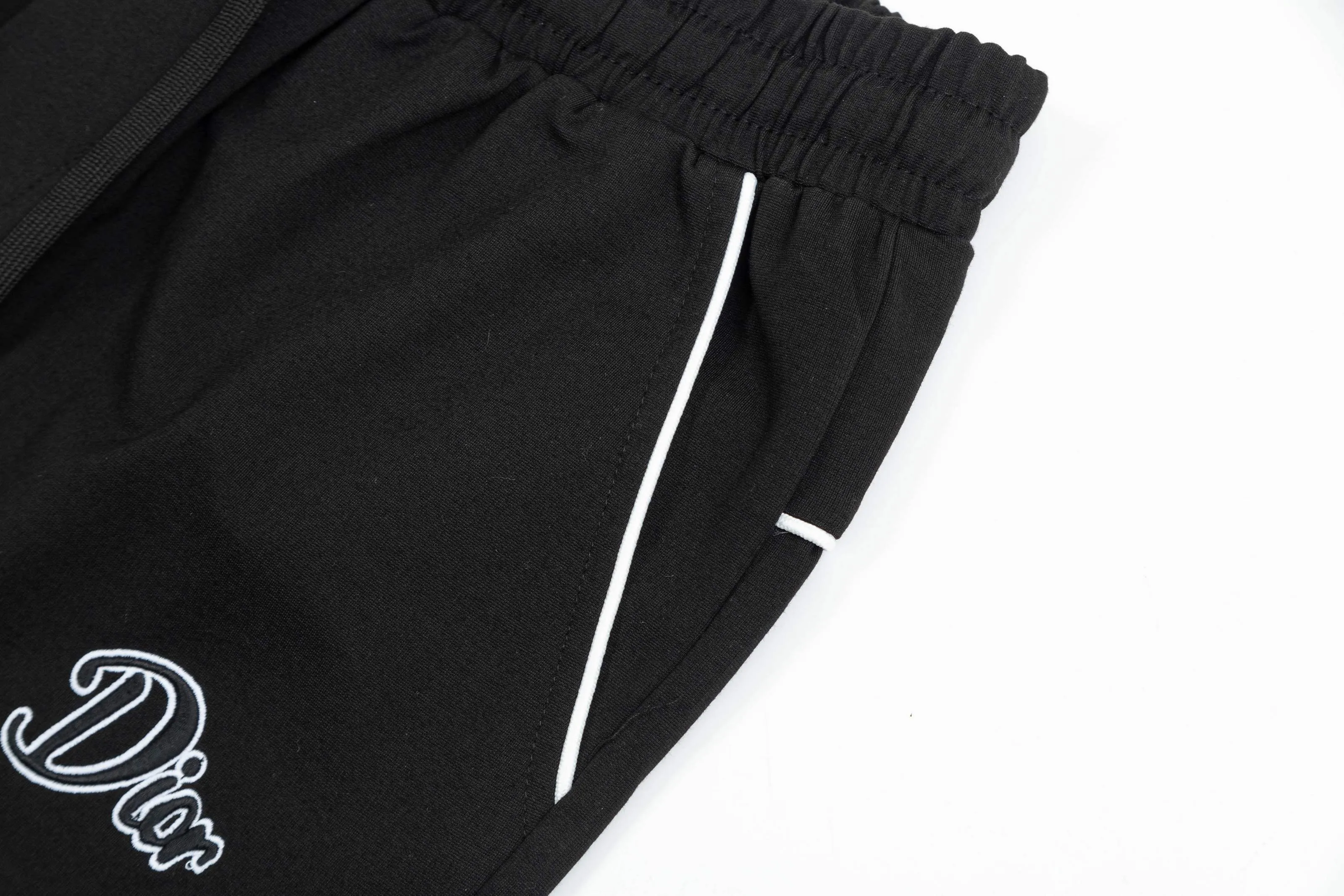 🅿️190 2025 Dior Dior new knitted shorts, customized fabric, knitted with knitted logo printed on it. The version is tight and three-dimensional, with straight stripe splicing. The customized trouser cord hardware has strong texture and smoothness. The upper body is comfortable and breathable. It has a concave and convex three-dimensional feel. It is suitable for fashionable and casual wear. Color: Black-White Size: M-4XL
