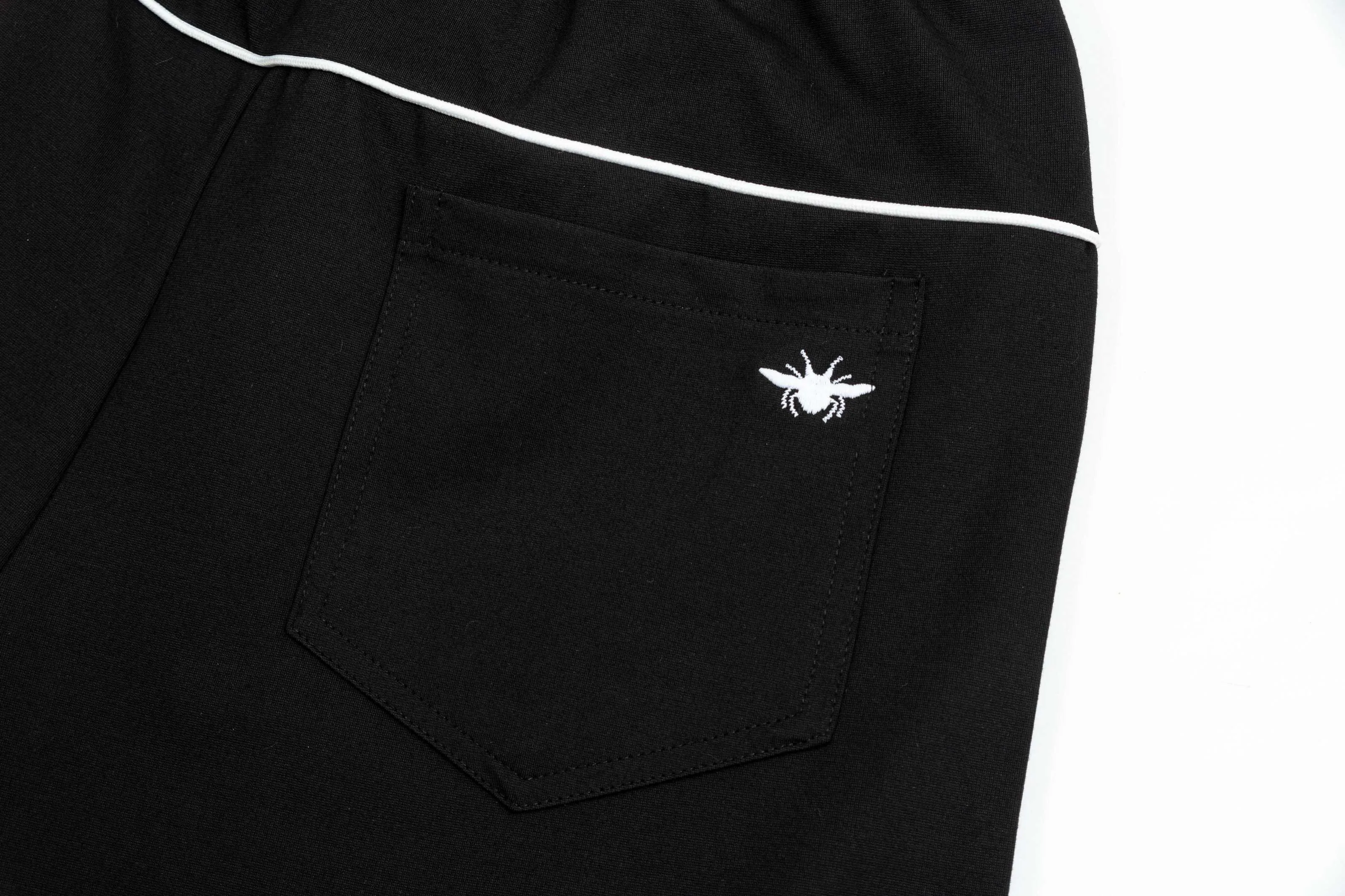 🅿️190 2025 Dior Dior new knitted shorts, customized fabric, knitted with knitted logo printed on it. The version is tight and three-dimensional, with straight stripe splicing. The customized trouser cord hardware has strong texture and smoothness. The upper body is comfortable and breathable. It has a concave and convex three-dimensional feel. It is suitable for fashionable and casual wear. Color: Black-White Size: M-4XL
