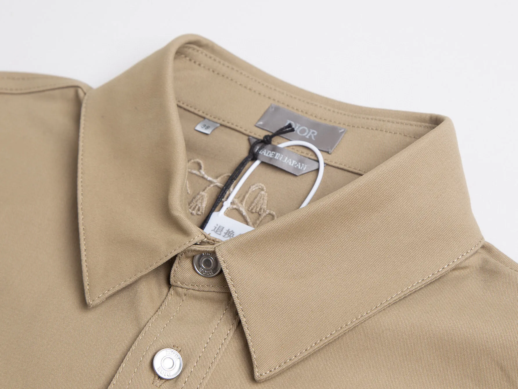 🅿️500 (only high-quality products🔥ZP version, no pressure to get in and out of the cabinet) -Dior official website new models at the same time Lily of the valley finely embroidered woven cotton twill casual shirt, same style for men and women -YB molded fabric details are the same Full set of accessories customized to distinguish the market currency Welcome to compare -Color Beige -Code number 36 38 40 42