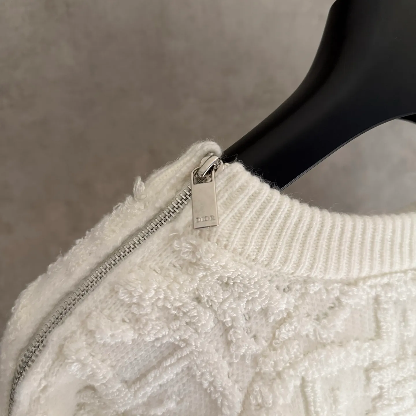 🅿️580 [Strict quality control] Dio* Dior wool blend round neck long-sleeved sweater. This sweater is new for autumn 2025 and displays the iconic Dior twill pattern. It is made of cotton-wool blend jacquard fabric and is printed with the Dior twill pattern in contrasting yarns. Wear it with a pair of tailored trousers in a coordinating tone for an elegant look, or pair it with a pair of jeans for a more casual look. Color: black/white/black gray/blue and white 4 colors Size: M-2Xl Same style for men and women