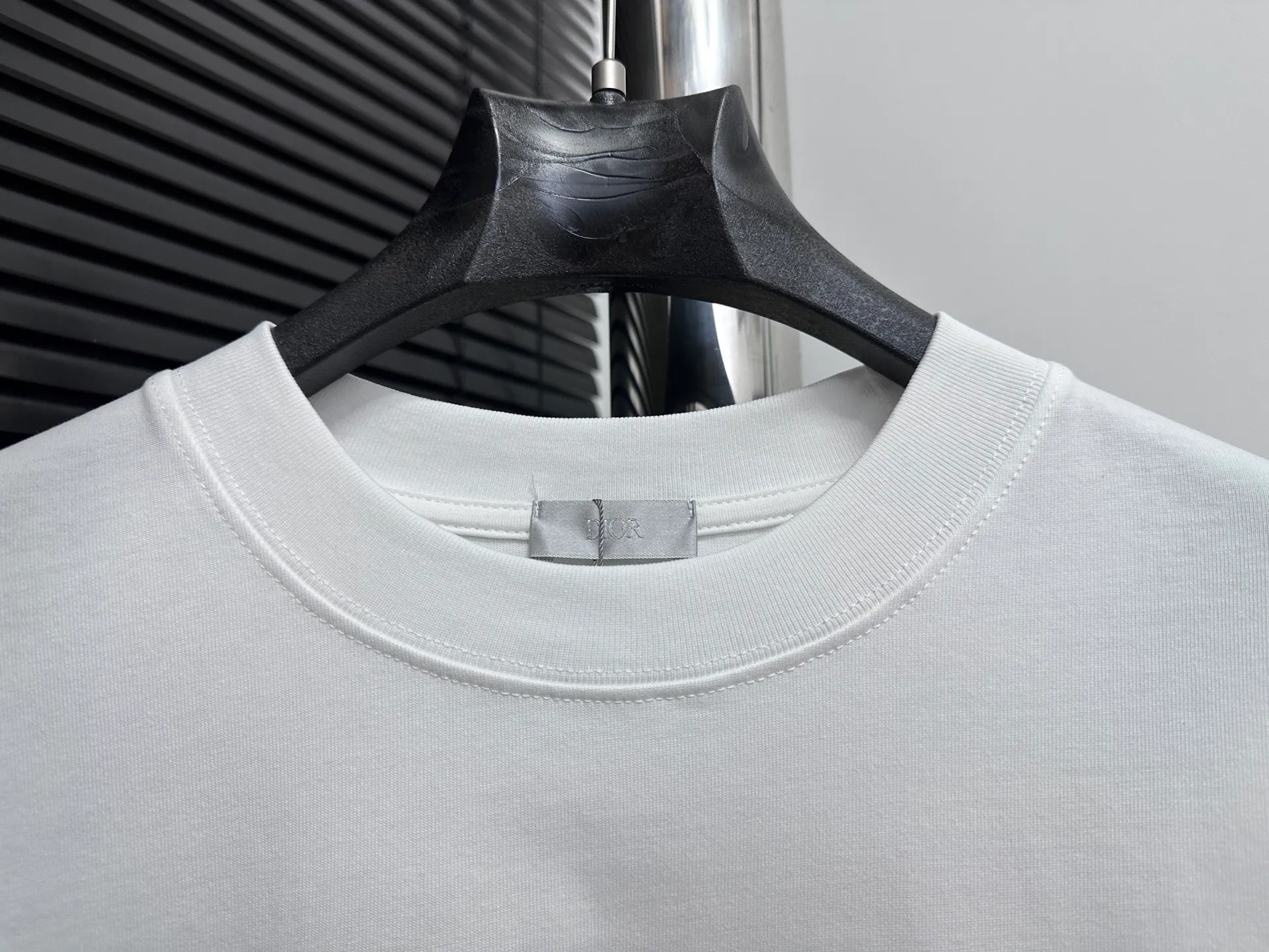 🅿️170 [Dior] Dior 25ss new letter short sleeves. Customized 280g same vat dyed fabric. Very comfortable to the touch. The latest brick cabinet in spring and summer is fashionable and versatile. It is very suitable for men and women. A must-have hangtag. Collar label. Washed wheat three labels are complete. Color: black white. Size: S-XL.