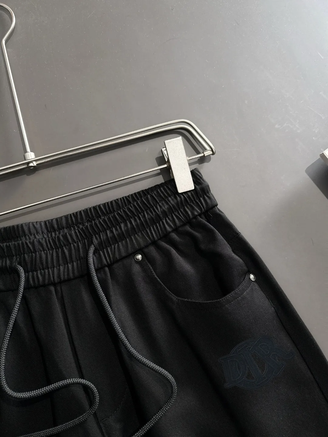🅿️400 next day shipping Dior 2025 spring and summer new elastic band casual pants, thin counter custom fabrics, high breathability and comfort, impeccable details, brand element design concept, reflecting high quality. It feels delicate and soft! It presents a casual cut and the upper body shape is great! Size: M-4XL