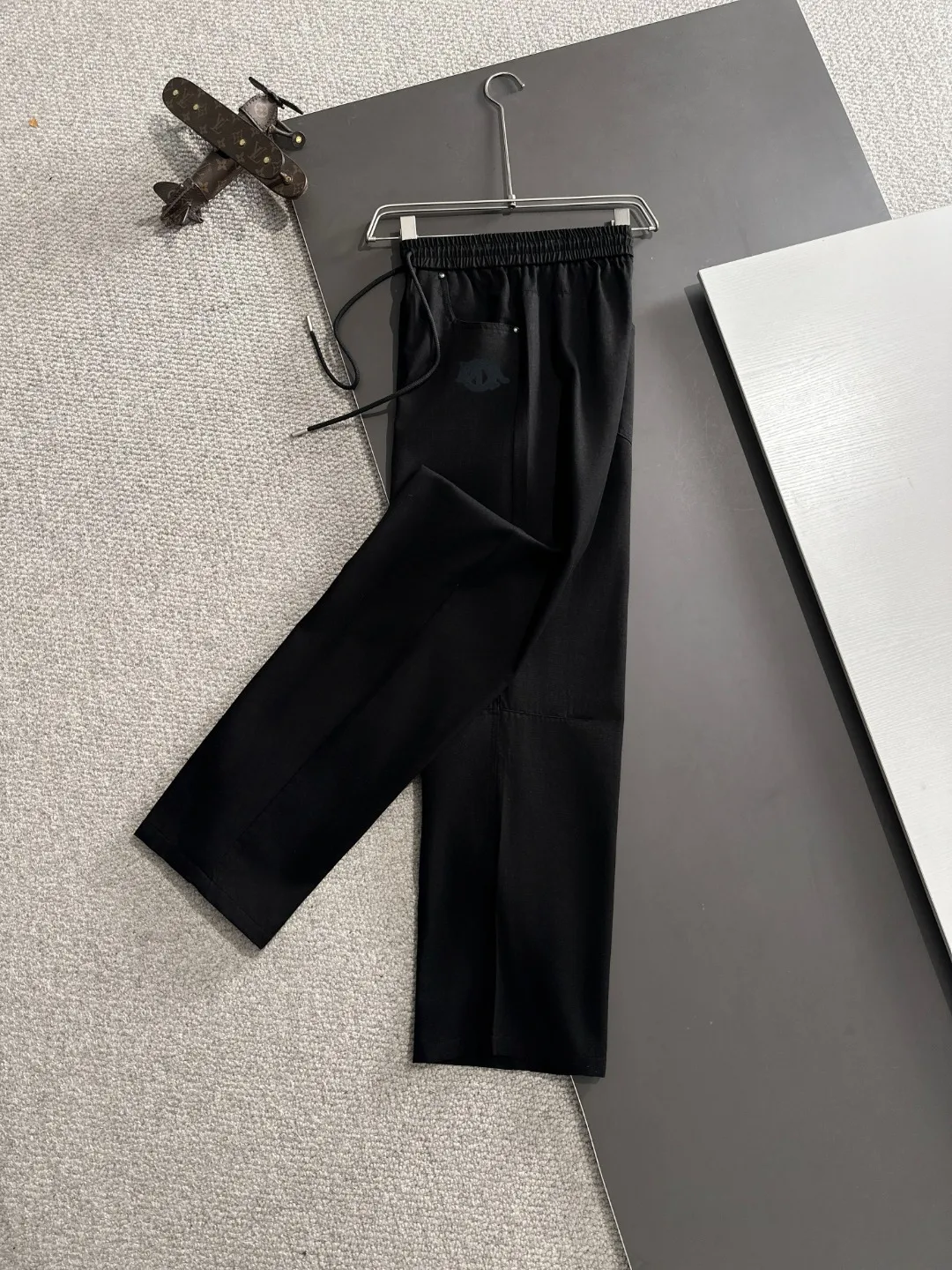 🅿️400 next day shipping Dior 2025 spring and summer new elastic band casual pants, thin counter custom fabrics, high breathability and comfort, impeccable details, brand element design concept, reflecting high quality. It feels delicate and soft! It presents a casual cut and the upper body shape is great! Size: M-4XL