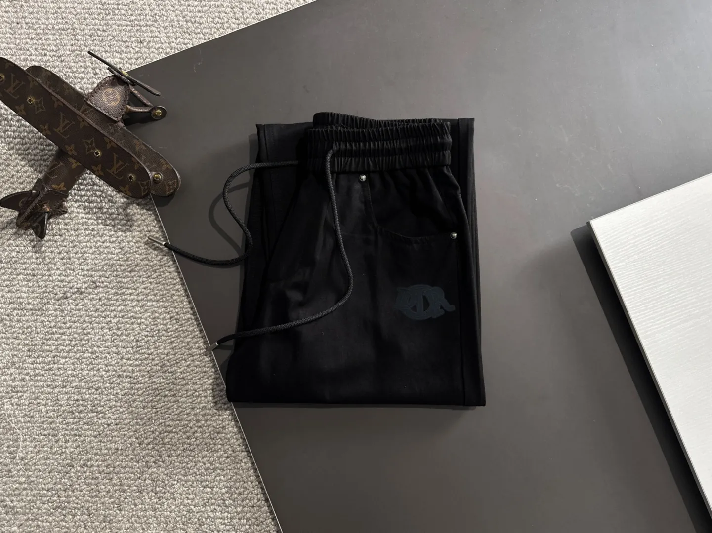🅿️400 next day shipping Dior 2025 spring and summer new elastic band casual pants, thin counter custom fabrics, high breathability and comfort, impeccable details, brand element design concept, reflecting high quality. It feels delicate and soft! It presents a casual cut and the upper body shape is great! Size: M-4XL