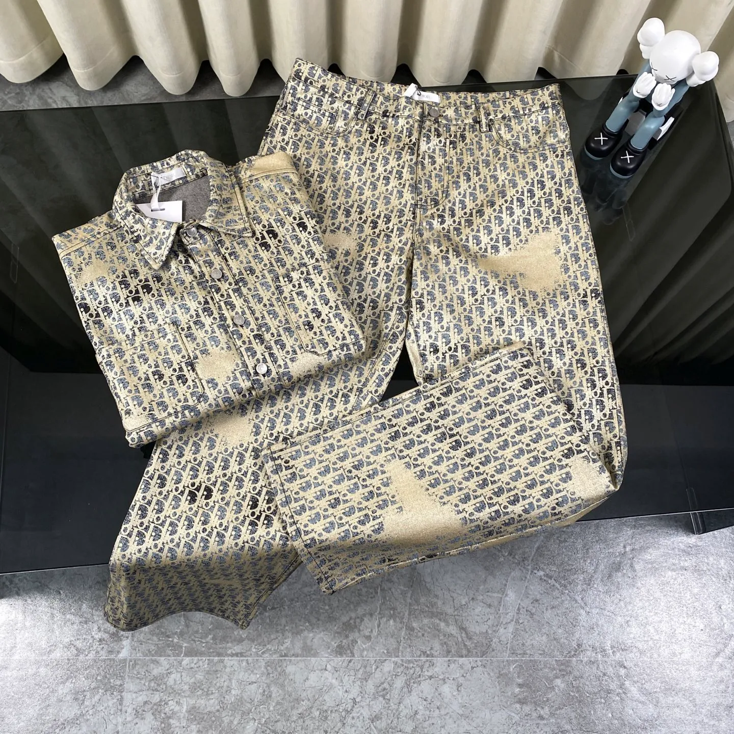 Jacket 🅿️340 Pants 🅿️300 (correct version, top replica) Dior Dior SS23 latest laser pink flash distressed bronzing all-over printed jeans jacket suit Fabric: Original customized fabric Loose fit Upper body details: All accessories 1:1 mold customization Restore the original version Feel free to compare! This jacket is a classic item in the men's wardrobe, showing off a fashionable style. It is crafted from cotton-blend twill fabric in gray and gold tones. It is decorated with laser printing and flocked oblique printing all over, and has a distressed effect, giving it a sophisticated and sophisticated look!   Same style for men and women, a must-have for the high street!  Color: hot gold Size: S M L XL