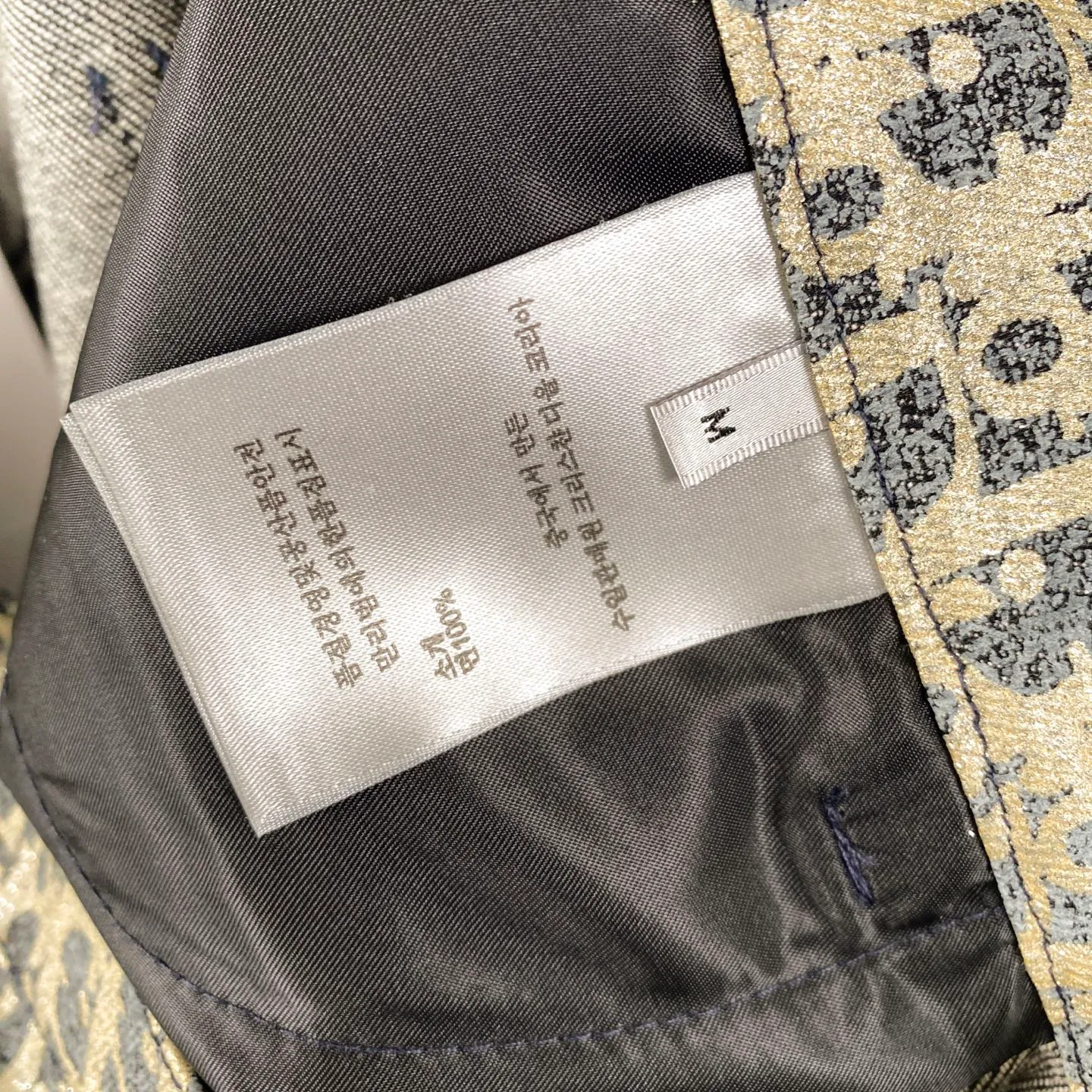 Jacket 🅿️340 Pants 🅿️300 (correct version, top replica) Dior Dior SS23 latest laser pink flash distressed bronzing all-over printed jeans jacket suit Fabric: Original customized fabric Loose fit Upper body details: All accessories 1:1 mold customization Restore the original version Feel free to compare! This jacket is a classic item in the men's wardrobe, showing off a fashionable style. It is crafted from cotton-blend twill fabric in gray and gold tones. It is decorated with laser printing and flocked oblique printing all over, and has a distressed effect, giving it a sophisticated and sophisticated look!   Same style for men and women, a must-have for the high street!  Color: hot gold Size: S M L XL