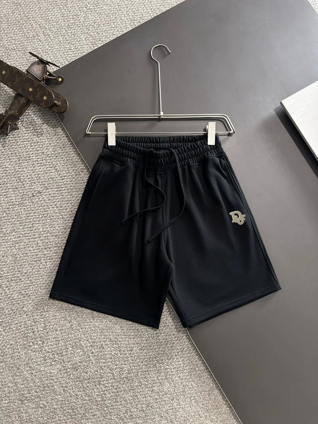 🅿️330 shipped next day, high quality DIOR/Dior 2025 spring and summer new casual solid color loose shorts with elastic band, two needle stitches at the hem of the trousers, fine and firm stitching, custom-made fabrics at the counter with high breathability and comfort, impeccable details, brand element design concept, reflecting high quality. It feels delicate and soft! It presents a casual cut and the upper body shape is great! Size: S-XXL