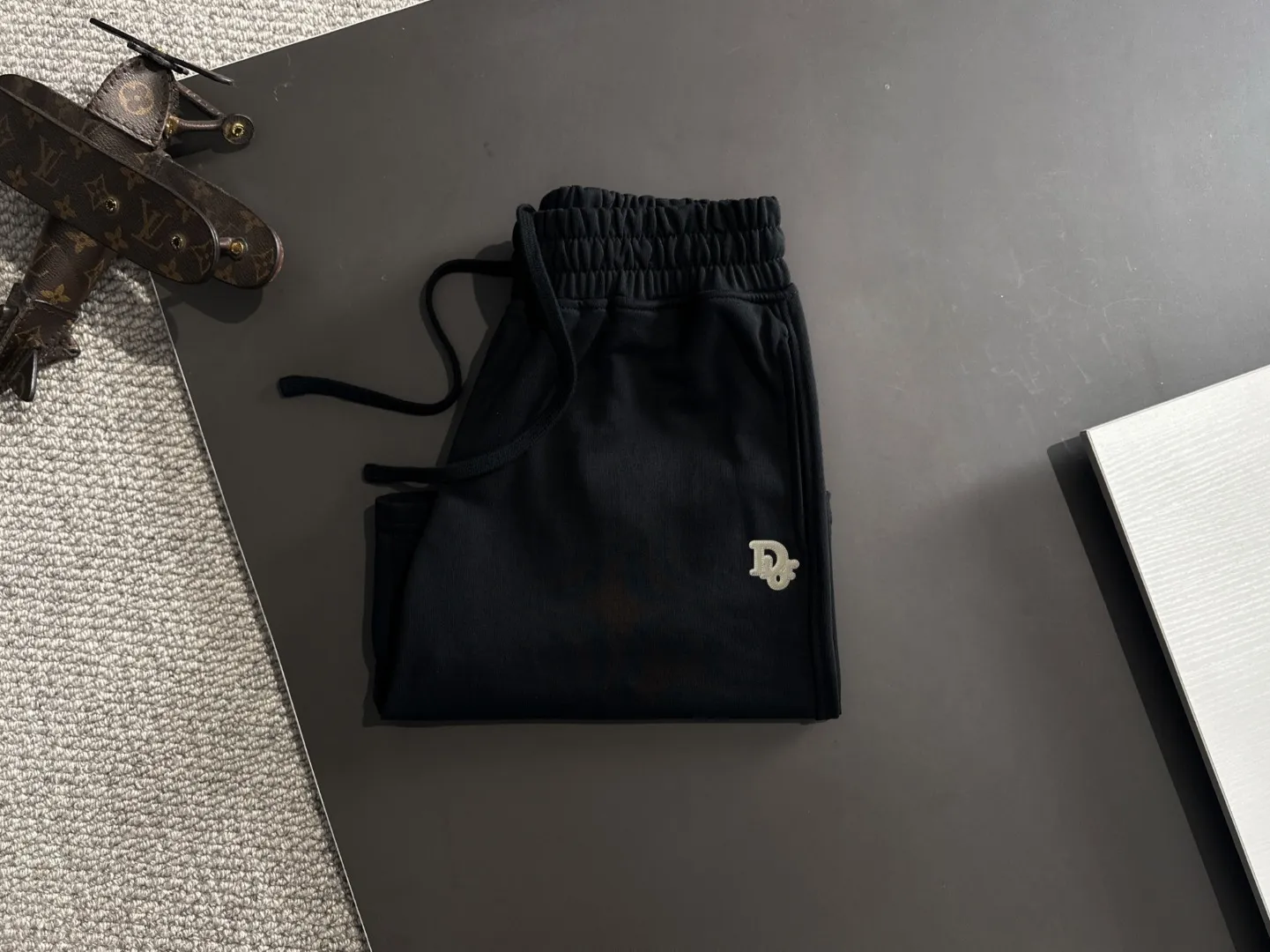 🅿️330 shipped next day, high quality DIOR/Dior 2025 spring and summer new casual solid color loose shorts with elastic band, two needle stitches at the hem of the trousers, fine and firm stitching, custom-made fabrics at the counter with high breathability and comfort, impeccable details, brand element design concept, reflecting high quality. It feels delicate and soft! It presents a casual cut and the upper body shape is great! Size: S-XXL