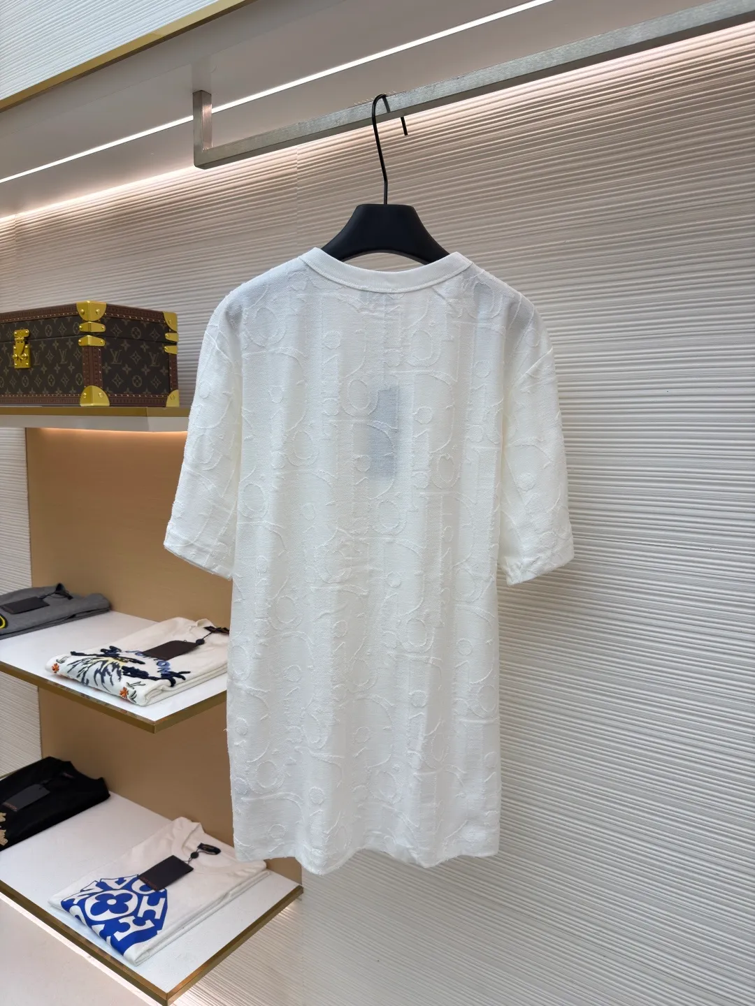 Dior cut-out embossed logo short sleeves ●Original version: Purchased and developed at 9100 ●Item number: 1682502-A05 ●Fabric: single yarn fabric ●Technology: fabric made by laser burning ●Color: white ●Type: fitted version ●Weight: about 280 grams ●Size: S-M-L-XL ●Description: 32-count single yarn fabric, the thread adopts 1*1 flat machine thread. The cloth is burned using laser. After the laser burning, the remaining raw edges need to be cut off manually. The original is scanned to develop a 1:1 pattern, and every size and position is consistent with the original. This T-shirt is new to the 2025 fall men's collection and is decorated with the classic Oblique print. Crafted from dark blue cotton-jersey, it's finished with an all-over cut-jacquard Oblique print. Pair with a variety of jeans for a casual look. Round neck with Oblique print. The overall wiring is straight and delicate, the fabric is comfortable and soft, and the color is consistent without color difference. It can be matched with the same style to create a fashionable look and control various occasions. Customized accessories, complete with three standards, same style for men and women!