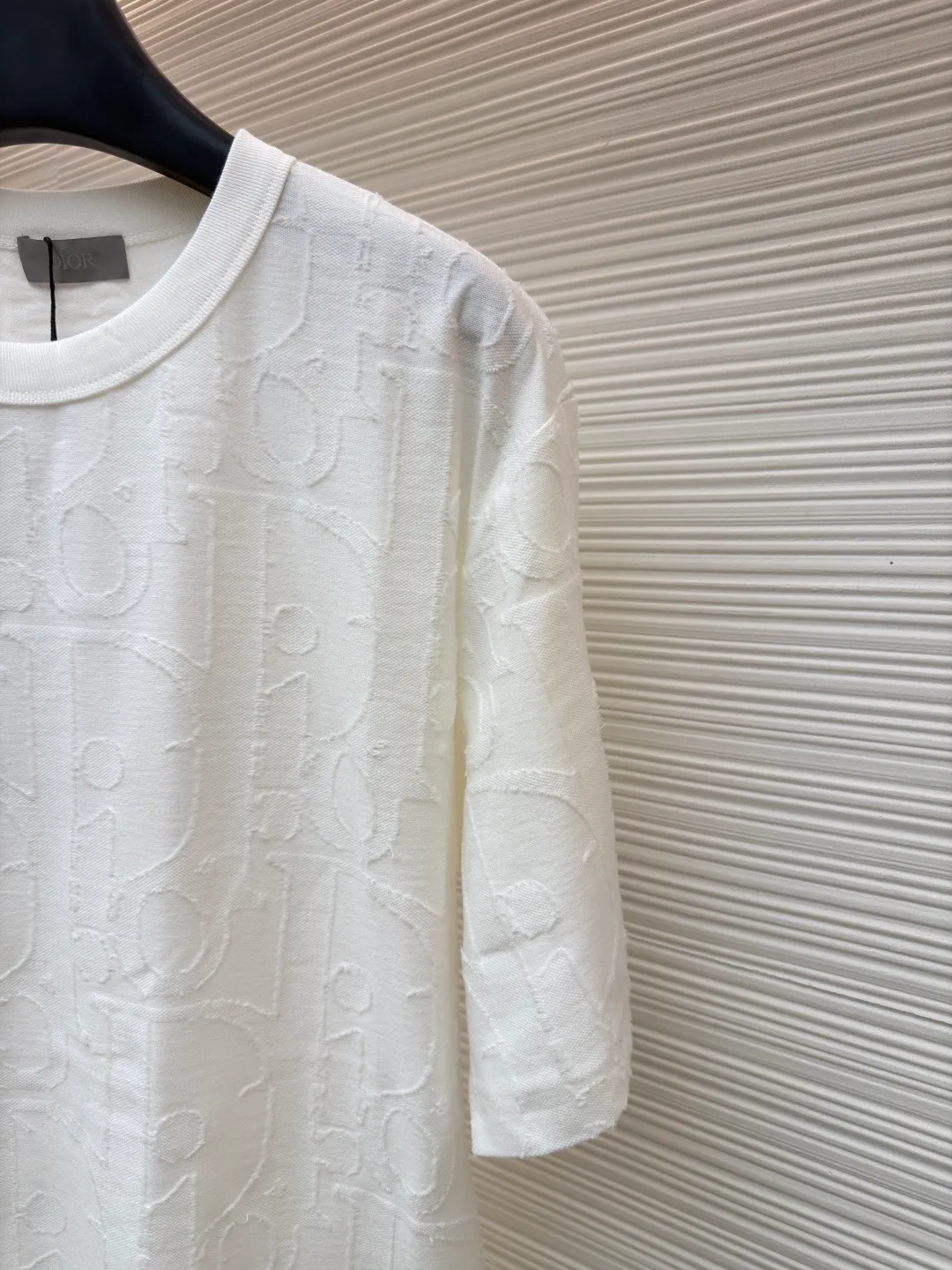 Dior cut-out embossed logo short sleeves ●Original version: Purchased and developed at 9100 ●Item number: 1682502-A05 ●Fabric: single yarn fabric ●Technology: fabric made by laser burning ●Color: white ●Type: fitted version ●Weight: about 280 grams ●Size: S-M-L-XL ●Description: 32-count single yarn fabric, the thread adopts 1*1 flat machine thread. The cloth is burned using laser. After the laser burning, the remaining raw edges need to be cut off manually. The original is scanned to develop a 1:1 pattern, and every size and position is consistent with the original. This T-shirt is new to the 2025 fall men's collection and is decorated with the classic Oblique print. Crafted from dark blue cotton-jersey, it's finished with an all-over cut-jacquard Oblique print. Pair with a variety of jeans for a casual look. Round neck with Oblique print. The overall wiring is straight and delicate, the fabric is comfortable and soft, and the color is consistent without color difference. It can be matched with the same style to create a fashionable look and control various occasions. Customized accessories, complete with three standards, same style for men and women!