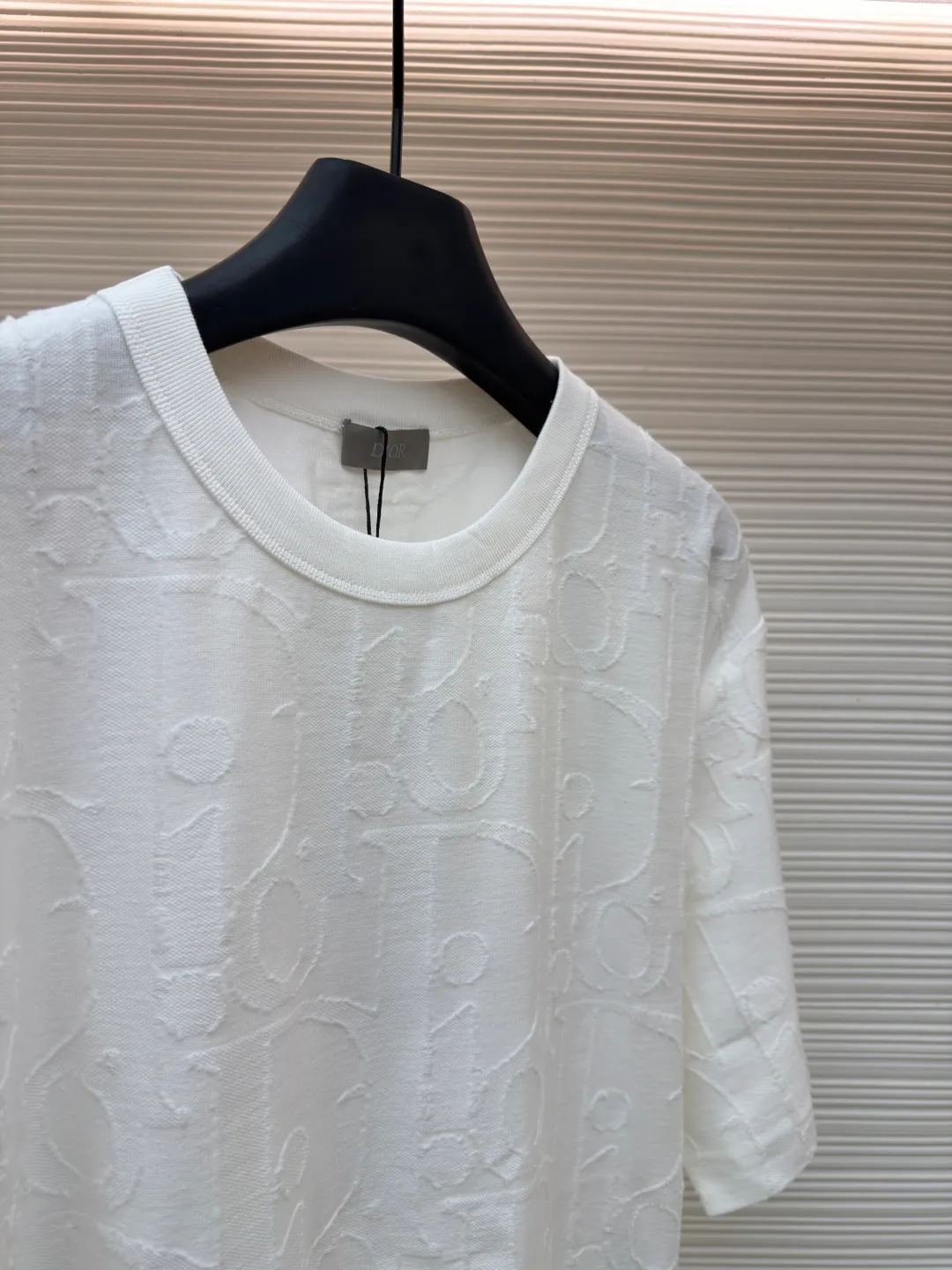 Dior cut-out embossed logo short sleeves ●Original version: Purchased and developed at 9100 ●Item number: 1682502-A05 ●Fabric: single yarn fabric ●Technology: fabric made by laser burning ●Color: white ●Type: fitted version ●Weight: about 280 grams ●Size: S-M-L-XL ●Description: 32-count single yarn fabric, the thread adopts 1*1 flat machine thread. The cloth is burned using laser. After the laser burning, the remaining raw edges need to be cut off manually. The original is scanned to develop a 1:1 pattern, and every size and position is consistent with the original. This T-shirt is new to the 2025 fall men's collection and is decorated with the classic Oblique print. Crafted from dark blue cotton-jersey, it's finished with an all-over cut-jacquard Oblique print. Pair with a variety of jeans for a casual look. Round neck with Oblique print. The overall wiring is straight and delicate, the fabric is comfortable and soft, and the color is consistent without color difference. It can be matched with the same style to create a fashionable look and control various occasions. Customized accessories, complete with three standards, same style for men and women!