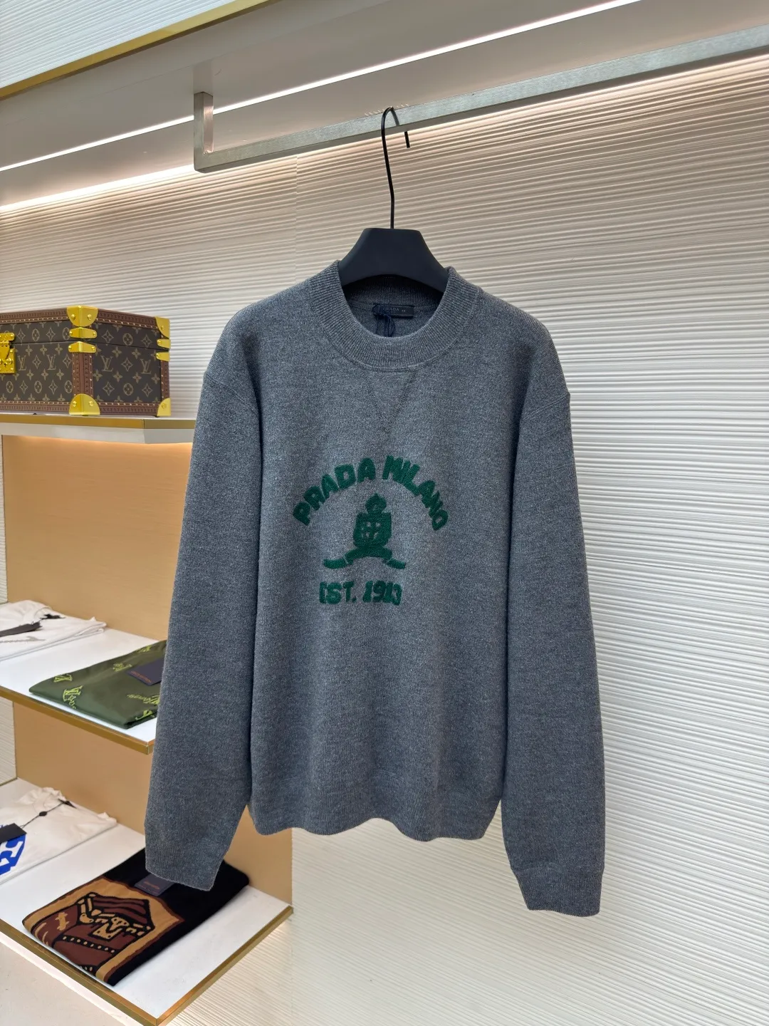 Prada music logo embroidered knitted sweater ●Article number: 1680706-A85 ●Fabric: Jersey knitted fabric ●Technology: Knitted embroidery production ●Version: Fitted version ●Weight: about 560 grams ●Size: S-M-L-XL ●Description: The "V-shaped design thread" on the neckline is by no means an ordinary stitch, but a functional and decorative craft. The highlight of chain-style towel embroidery is the special embroidery technique, which uses repeated chain stitches to form a continuous, raised towel-like coil effect pattern that appears on the cloth with a strong three-dimensional effect, soft and fluffy to the touch, and highly recognizable. It presents a terry-like texture, forming an interesting contrast with the smooth underside of the sweater, enriching the visual and tactile layers. The chain structure makes the embroidery not easy to snag or fall off, and has good durability. The collar, cuffs and hem are all ribbed; the excellent lateral elasticity of the ribbed tissue not only ensures that the key parts of the body are firm and not easily deformed, durable and washable, but can also be tightened naturally to outline a neat outline. Its functionality and decoration coexist: it not only prevents the intrusion of cold wind and improves thermal insulation efficiency, but also adds a sense of rhythm in details to the overall simple design, making the shape more crisp. The overall wiring is straight and delicate, the fabric is comfortable and soft, and the color is consistent without color difference. It can be matched with the same style to create a fashionable look and control various occasions. Customized accessories, complete with three standards, same style for men and women!