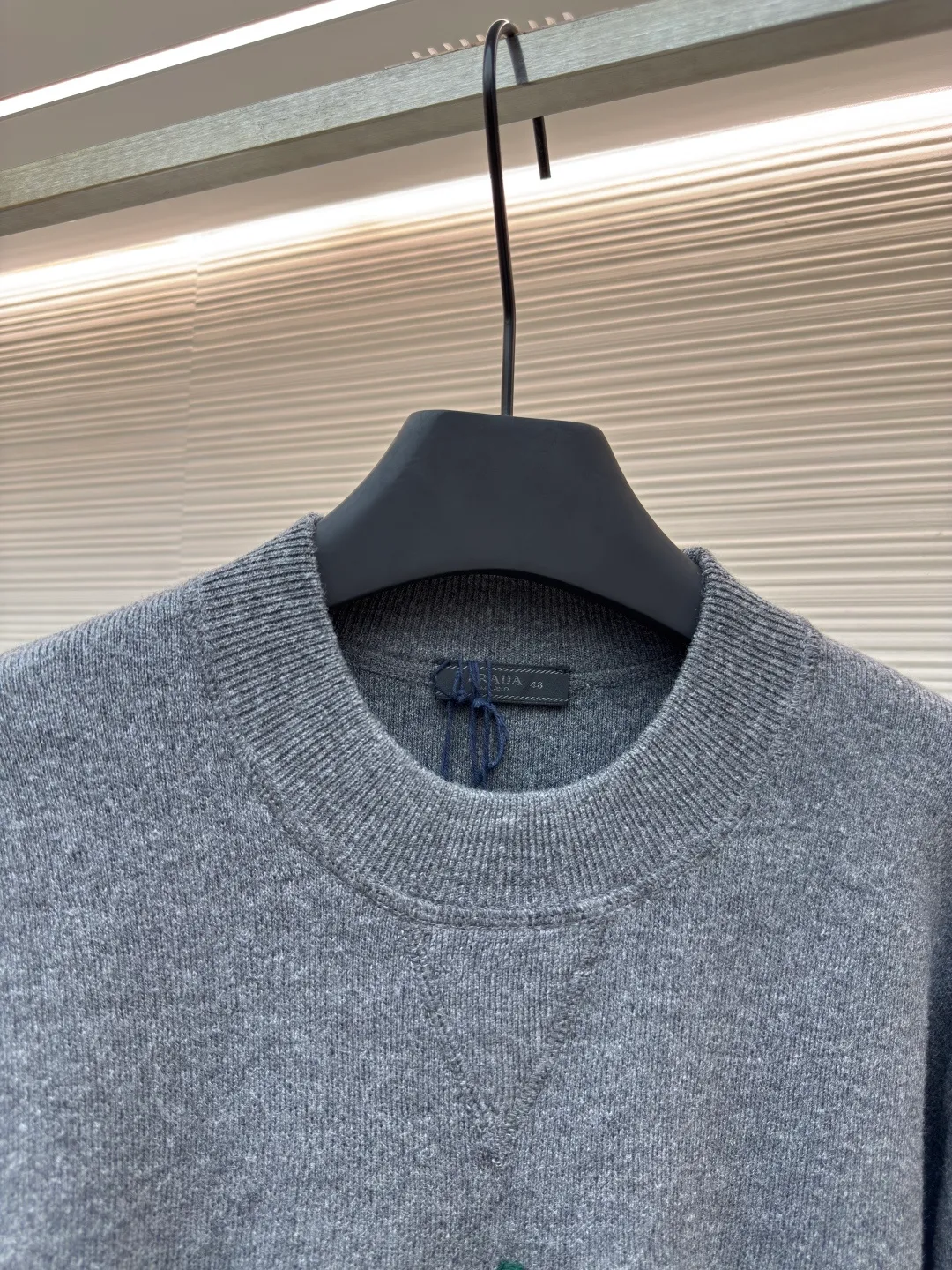 Prada music logo embroidered knitted sweater ●Article number: 1680706-A85 ●Fabric: Jersey knitted fabric ●Technology: Knitted embroidery production ●Version: Fitted version ●Weight: about 560 grams ●Size: S-M-L-XL ●Description: The "V-shaped design thread" on the neckline is by no means an ordinary stitch, but a functional and decorative craft. The highlight of chain-style towel embroidery is the special embroidery technique, which uses repeated chain stitches to form a continuous, raised towel-like coil effect pattern that appears on the cloth with a strong three-dimensional effect, soft and fluffy to the touch, and highly recognizable. It presents a terry-like texture, forming an interesting contrast with the smooth underside of the sweater, enriching the visual and tactile layers. The chain structure makes the embroidery not easy to snag or fall off, and has good durability. The collar, cuffs and hem are all ribbed; the excellent lateral elasticity of the ribbed tissue not only ensures that the key parts of the body are firm and not easily deformed, durable and washable, but can also be tightened naturally to outline a neat outline. Its functionality and decoration coexist: it not only prevents the intrusion of cold wind and improves thermal insulation efficiency, but also adds a sense of rhythm in details to the overall simple design, making the shape more crisp. The overall wiring is straight and delicate, the fabric is comfortable and soft, and the color is consistent without color difference. It can be matched with the same style to create a fashionable look and control various occasions. Customized accessories, complete with three standards, same style for men and women!
