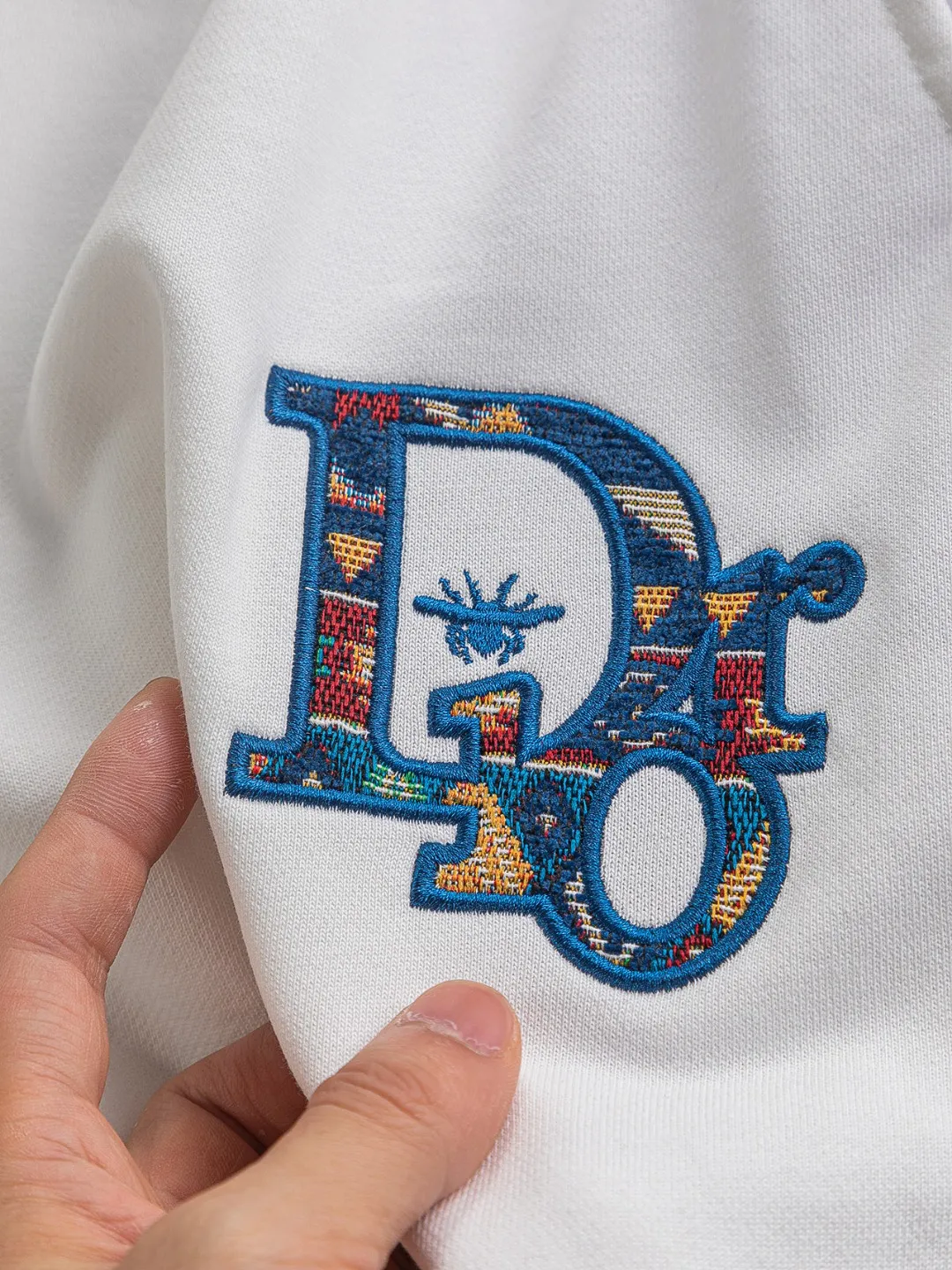 🅿️370 Dior CD micro-wide version S-XL (suit) CD 25SS New products are on sale simultaneously on the official website. CD bee embroidery🪡logo pattern on the chest, big bee Logo on the back panel🪡embroidered logo pattern Shorts🩳Back pocket As the leader in the luxury world, the D family is well-deserved. The first thing that catches the eye is the loose and comfortable three-color solid color black, white and blue. The ribbed short-sleeved shorts have become the best modification of the style, and the D family has the upper and lower body LOGOs listed on the chest. It also has a unique letter logo patch embroidery design, which highlights the texture! The most traditional modification method combined with the simplest color scale contrast forms the strongest and direct contrast, and this is often the most concise and clear minimalist modification method~~A nostalgic classic atmosphere also spreads in this work inadvertently! ! Featuring a distinctive 47 logo patch embroidery on the front, a unique tribute to Dior's historic year! Coupled with the blessing of cotton material, both the upper body comfort and the existence are unparalleled. It can be said to be a must-have companion in summer. The excellent breathability and comfortable wearing feeling are unparalleled~ Recommended! ! Color: Black White Size chart: S: Shoulder width 45.5 - Bust 52 - Length 70 M: Shoulder width 47 - Bust 54 - Length 72 L: Shoulder width 48.5 - Bust 56 - Length 74 M: Sitting circumference 60-waist circumference 56.5-trouser length 45 L: Sitting circumference 62-waist circumference 59-trouser length 46.5 XL: Sitting circumference 64-waist circumference 61.5-trouser length 48