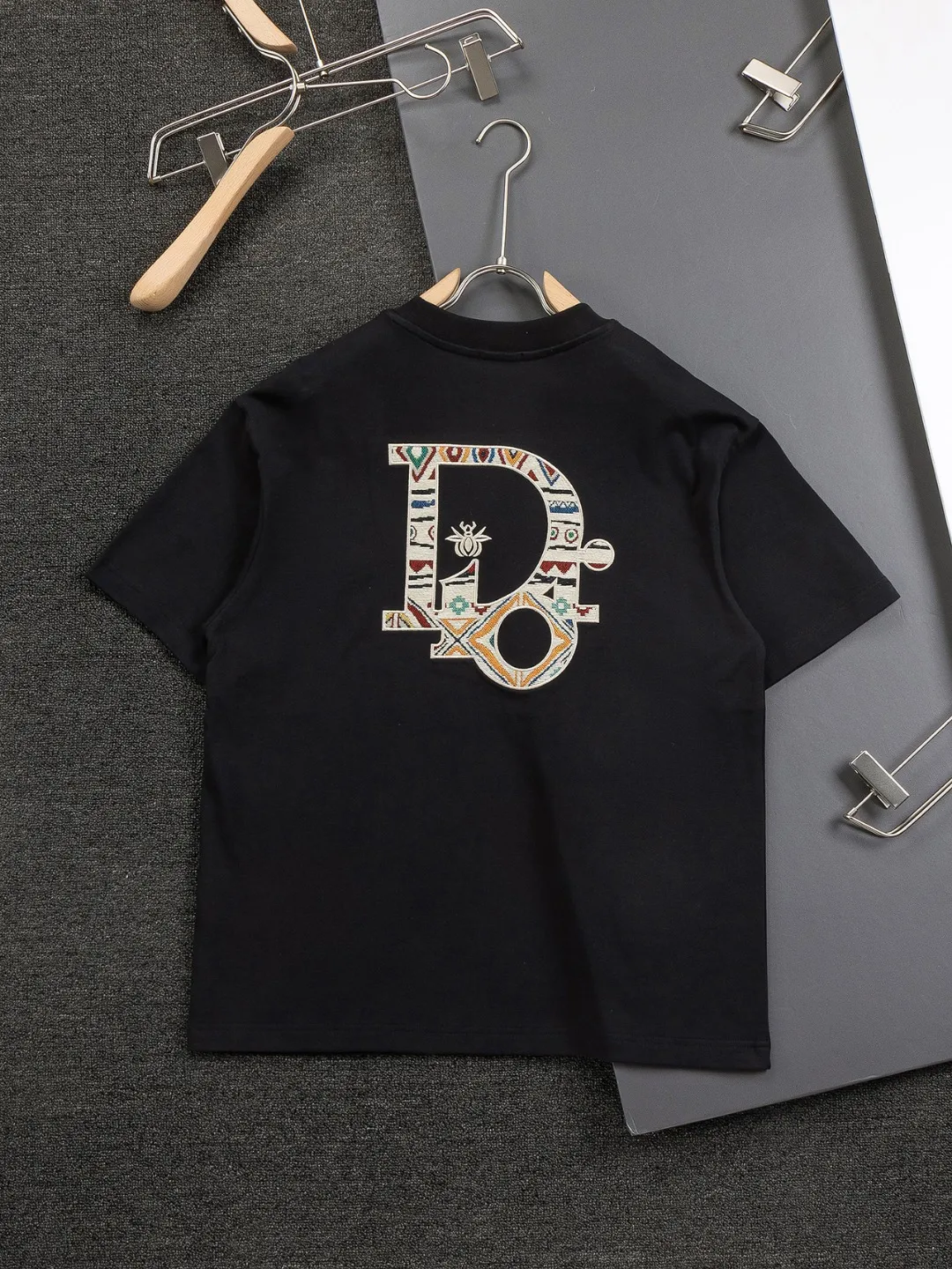 🅿️370 Dior CD micro-wide version S-XL (suit) CD 25SS New products are on sale simultaneously on the official website. CD bee embroidery🪡logo pattern on the chest, big bee Logo on the back panel🪡embroidered logo pattern Shorts🩳Back pocket As the leader in the luxury world, the D family is well-deserved. The first thing that catches the eye is the loose and comfortable three-color solid color black, white and blue. The ribbed short-sleeved shorts have become the best modification of the style, and the D family has the upper and lower body LOGOs listed on the chest. It also has a unique letter logo patch embroidery design, which highlights the texture! The most traditional modification method combined with the simplest color scale contrast forms the strongest and direct contrast, and this is often the most concise and clear minimalist modification method~~A nostalgic classic atmosphere also spreads in this work inadvertently! ! Featuring a distinctive 47 logo patch embroidery on the front, a unique tribute to Dior's historic year! Coupled with the blessing of cotton material, both the upper body comfort and the existence are unparalleled. It can be said to be a must-have companion in summer. The excellent breathability and comfortable wearing feeling are unparalleled~ Recommended! ! Color: Black White Size chart: S: Shoulder width 45.5 - Bust 52 - Length 70 M: Shoulder width 47 - Bust 54 - Length 72 L: Shoulder width 48.5 - Bust 56 - Length 74 M: Sitting circumference 60-waist circumference 56.5-trouser length 45 L: Sitting circumference 62-waist circumference 59-trouser length 46.5 XL: Sitting circumference 64-waist circumference 61.5-trouser length 48