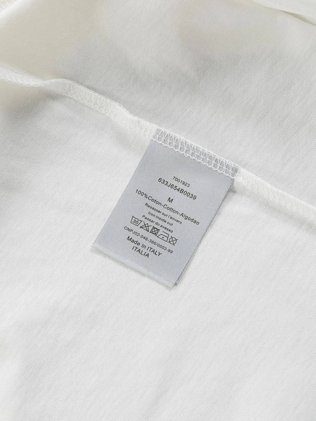 🅿️190 Dior Dior micro wide version CD micro wide version S-XL 26ss new product counter timeless classic CD letter embroidery🪡logo pattern As the leader in the luxury world, the D family is well-deserved. The first thing that catches the eye is the loose and comfortable black and white solid color version of the piece we are going to talk about today. The ribbed round collar has become the best modification of its version, and the D family has the upper body LOGO listed on the front, and the unique embroidery design of the letter logo patch highlights the texture! The most traditional modification method combined with the simplest color scale contrast forms the strongest and direct contrast, and this is often the most concise and clear minimalist modification method~~A nostalgic classic atmosphere also spreads in this work inadvertently! ! Featuring a distinctive 47 logo patch embroidery on the front, a unique tribute to Dior's historic year! Coupled with the blessing of 320 grams of cotton material, both the upper body comfort and the existence are unparalleled. It can be said to be a must-have companion in summer. The excellent breathability and comfortable wearing feeling are unparalleled~ Recommended! ! Color: Black White Blue Size: S-XL Size chart: S: Shoulder width 55-Bust 56-Length 71.5 M: Shoulder width 56.5-Bust 58-Length 73 L: Shoulder width 58-Bust 60-Length 74.5 XL: Shoulder width 59.5-Bust 62-Length 76