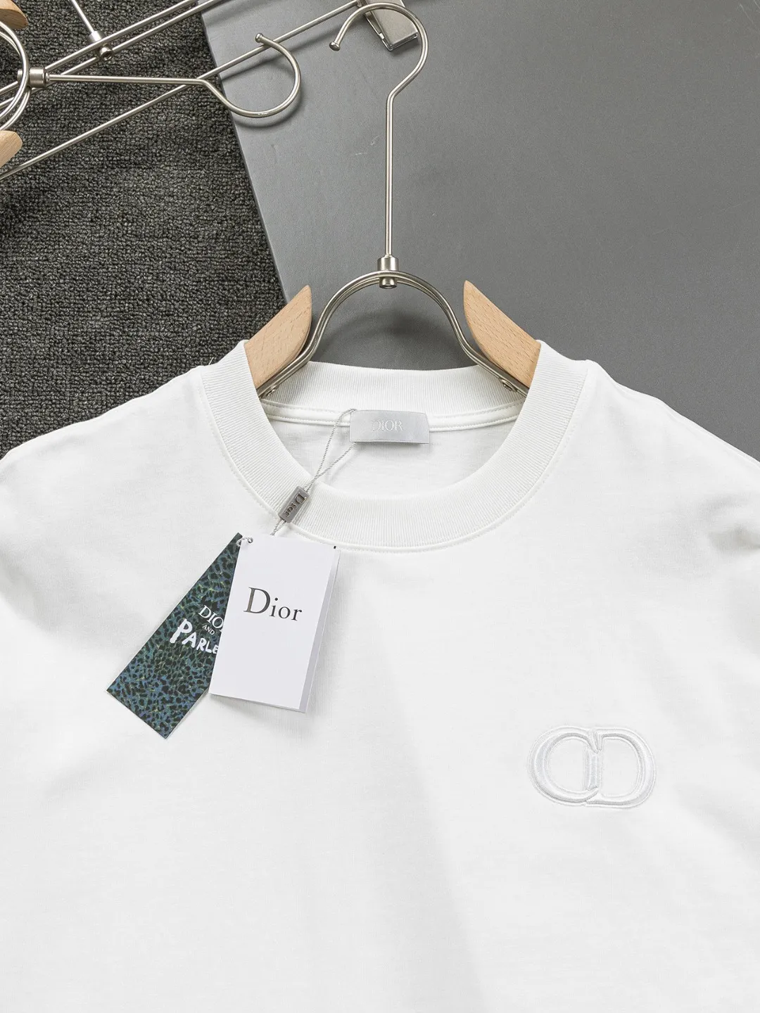 🅿️190 Dior Dior micro wide version CD micro wide version S-XL 26ss new product counter timeless classic CD letter embroidery🪡logo pattern As the leader in the luxury world, the D family is well-deserved. The first thing that catches the eye is the loose and comfortable black and white solid color version of the piece we are going to talk about today. The ribbed round collar has become the best modification of its version, and the D family has the upper body LOGO listed on the front, and the unique embroidery design of the letter logo patch highlights the texture! The most traditional modification method combined with the simplest color scale contrast forms the strongest and direct contrast, and this is often the most concise and clear minimalist modification method~~A nostalgic classic atmosphere also spreads in this work inadvertently! ! Featuring a distinctive 47 logo patch embroidery on the front, a unique tribute to Dior's historic year! Coupled with the blessing of 320 grams of cotton material, both the upper body comfort and the existence are unparalleled. It can be said to be a must-have companion in summer. The excellent breathability and comfortable wearing feeling are unparalleled~ Recommended! ! Color: Black White Blue Size: S-XL Size chart: S: Shoulder width 55-Bust 56-Length 71.5 M: Shoulder width 56.5-Bust 58-Length 73 L: Shoulder width 58-Bust 60-Length 74.5 XL: Shoulder width 59.5-Bust 62-Length 76