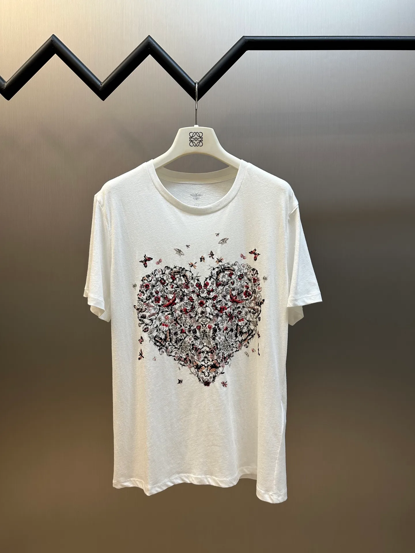 🅿️330 Women's Dior Heart Floral Embroidered Short Sleeve This T-shirt from the Dioramour limited series is decorated with multi-color Cœur des Curiosités graphic print and embroidery designed by Pietro Ruffo. The floral design is enhanced with symbols such as bees, butterflies and swallows, paying tribute to Dior's love and romance.  Crafted from white cotton and linen-blend jersey in a classic crew neck silhouette, it's decorated with the iconic Bee logo. Perfect for all seasons, it can be paired with other Dioramour pieces from the collection for a sophisticated look.  size：s m l