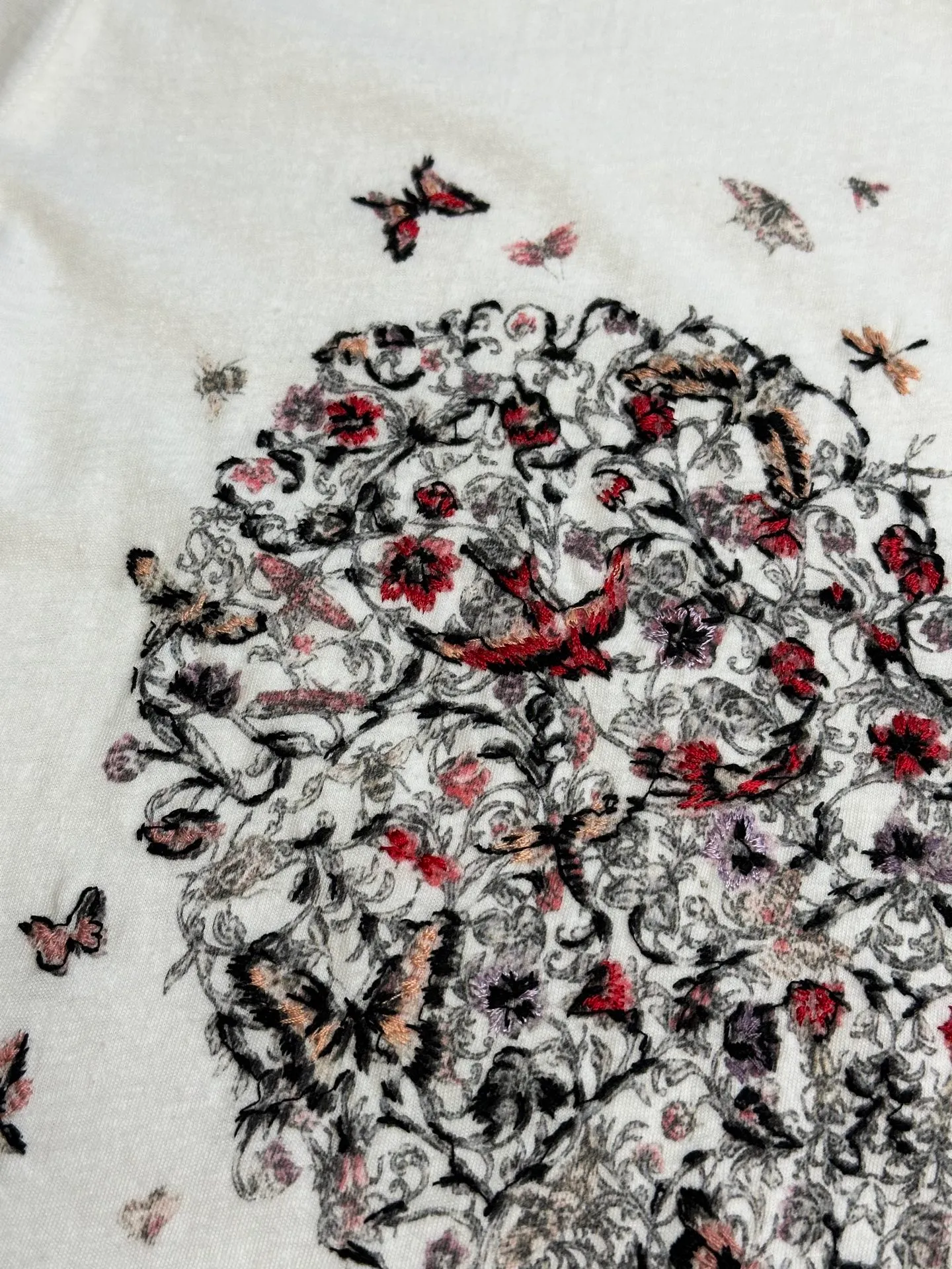 🅿️330 Women's Dior Heart Floral Embroidered Short Sleeve This T-shirt from the Dioramour limited series is decorated with multi-color Cœur des Curiosités graphic print and embroidery designed by Pietro Ruffo. The floral design is enhanced with symbols such as bees, butterflies and swallows, paying tribute to Dior's love and romance.  Crafted from white cotton and linen-blend jersey in a classic crew neck silhouette, it's decorated with the iconic Bee logo. Perfect for all seasons, it can be paired with other Dioramour pieces from the collection for a sophisticated look.  size：s m l