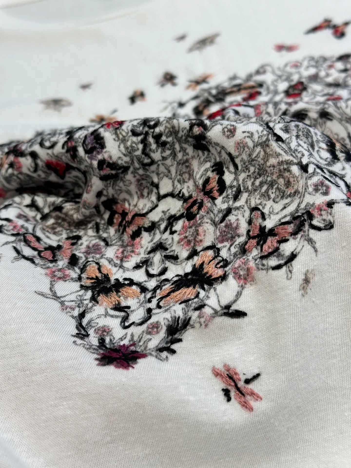 🅿️330 Women's Dior Heart Floral Embroidered Short Sleeve This T-shirt from the Dioramour limited series is decorated with multi-color Cœur des Curiosités graphic print and embroidery designed by Pietro Ruffo. The floral design is enhanced with symbols such as bees, butterflies and swallows, paying tribute to Dior's love and romance.  Crafted from white cotton and linen-blend jersey in a classic crew neck silhouette, it's decorated with the iconic Bee logo. Perfect for all seasons, it can be paired with other Dioramour pieces from the collection for a sophisticated look.  size：s m l