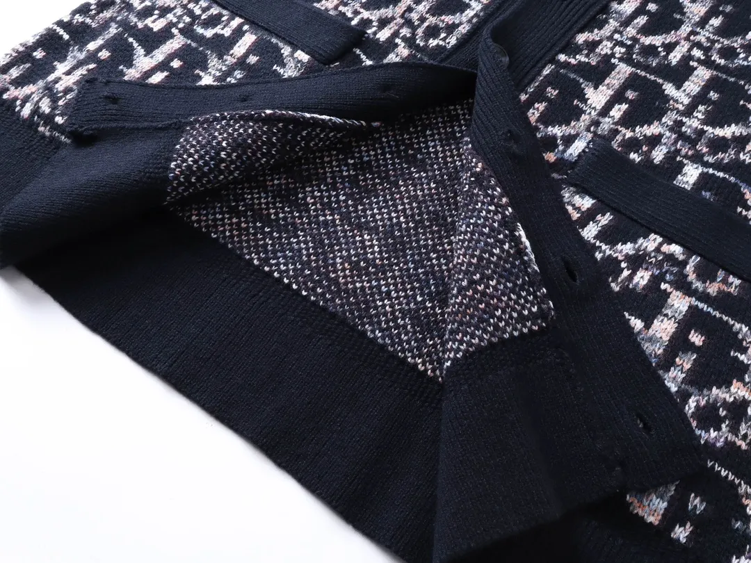 🅿️290 Dior CD Blue Sheep Wool Jacquard Oblique Printed Sweater Cardigan Jacket Description This sweater is decorated with Dior's classic Oblique print. Crafted from blue sheepskin jacquard with ribbed details. Can be paired with a variety of outfits to show off your personality. Multicolor Oblique print throughout Ribbed cuffs and hem 100% sheep wool Size: XS-L