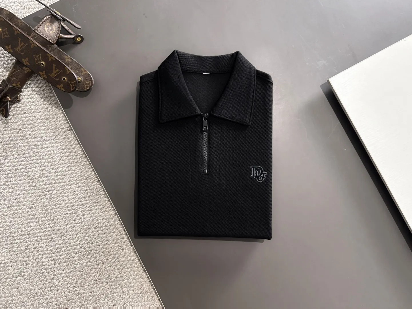 🅿️330 shipped the next day. High version DIOR/Dior 25ss spring and summer new high-definition pique cotton T-shirt. Made in Italy with imported machines. Truly luxurious and high-quality. 1:1COPY with eyes closed. Heavy combed fabrics, high-strength and heavy-weight fabrics feel substantial when weighed. The upper body is also more textured than ordinary T-shirts and is not easy to deform. This texture can cope with the weather. It absorbs sweat and is breathable, suitable for both hot and cold conditions! Perfectly produced with reference to the original stitch and stitch! The loose fit design is super noble. Custom-woven signature ribbed collar, cuffs, and hem. Really rare and rare goods Size: M-XXXL