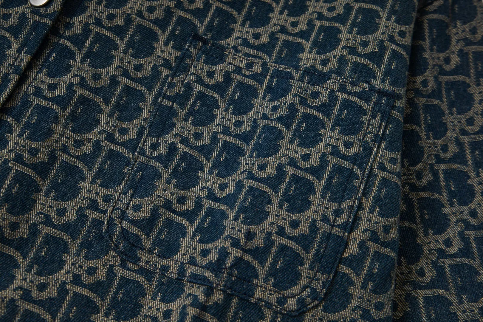🅿️330 New: Style number: B135 DIOR classic logo all-over jacquard retro washed denim couple casual jacket 1⃣️Customized all-over printed knitted jacquard silk fabric, all-over printed jacquard adopts thousands of needle embroidery technology to perfectly control every stitch and thread. Different from other versions in the market, the fabric adopts customized dyeing and ultra-high washed tie-dye technology, complex workmanship, very high-quality fabric! Precise and high-quality jacquard craftsmanship allows the logo and fabric to be integrated into one! 2⃣️After washing, the upper body is soft and comfortable, extremely delicate, and feels solid, smooth and soft. The fabric has the characteristics of being wrinkle-free and has an invincible feel. The details are handled perfectly! 3⃣️Fashionable and personalized, the style is fashionable, simple and elegant, and it is a very versatile jacket!    Same style for men and women Color: Picture color Size: S. M. L. XL