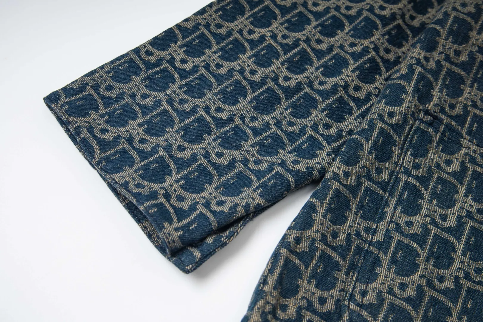 🅿️330 New: Style number: B135 DIOR classic logo all-over jacquard retro washed denim couple casual jacket 1⃣️Customized all-over printed knitted jacquard silk fabric, all-over printed jacquard adopts thousands of needle embroidery technology to perfectly control every stitch and thread. Different from other versions in the market, the fabric adopts customized dyeing and ultra-high washed tie-dye technology, complex workmanship, very high-quality fabric! Precise and high-quality jacquard craftsmanship allows the logo and fabric to be integrated into one! 2⃣️After washing, the upper body is soft and comfortable, extremely delicate, and feels solid, smooth and soft. The fabric has the characteristics of being wrinkle-free and has an invincible feel. The details are handled perfectly! 3⃣️Fashionable and personalized, the style is fashionable, simple and elegant, and it is a very versatile jacket!    Same style for men and women Color: Picture color Size: S. M. L. XL
