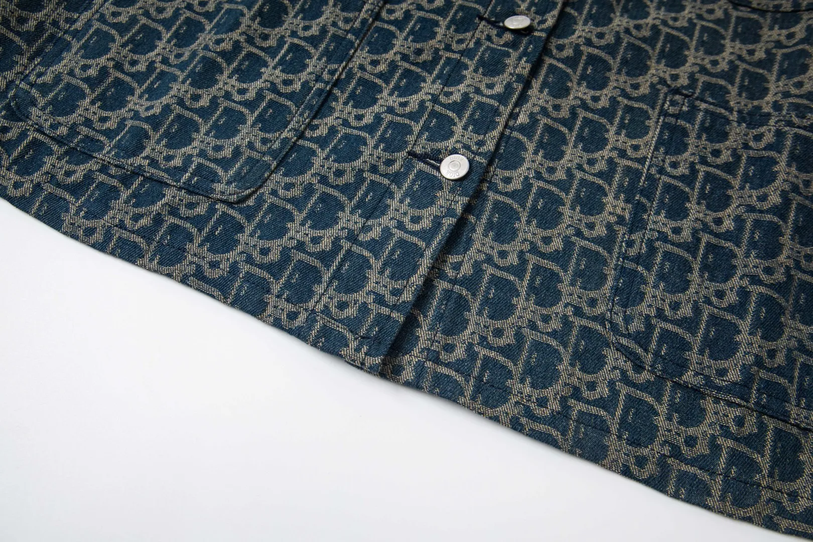 🅿️330 New: Style number: B135 DIOR classic logo all-over jacquard retro washed denim couple casual jacket 1⃣️Customized all-over printed knitted jacquard silk fabric, all-over printed jacquard adopts thousands of needle embroidery technology to perfectly control every stitch and thread. Different from other versions in the market, the fabric adopts customized dyeing and ultra-high washed tie-dye technology, complex workmanship, very high-quality fabric! Precise and high-quality jacquard craftsmanship allows the logo and fabric to be integrated into one! 2⃣️After washing, the upper body is soft and comfortable, extremely delicate, and feels solid, smooth and soft. The fabric has the characteristics of being wrinkle-free and has an invincible feel. The details are handled perfectly! 3⃣️Fashionable and personalized, the style is fashionable, simple and elegant, and it is a very versatile jacket!    Same style for men and women Color: Picture color Size: S. M. L. XL