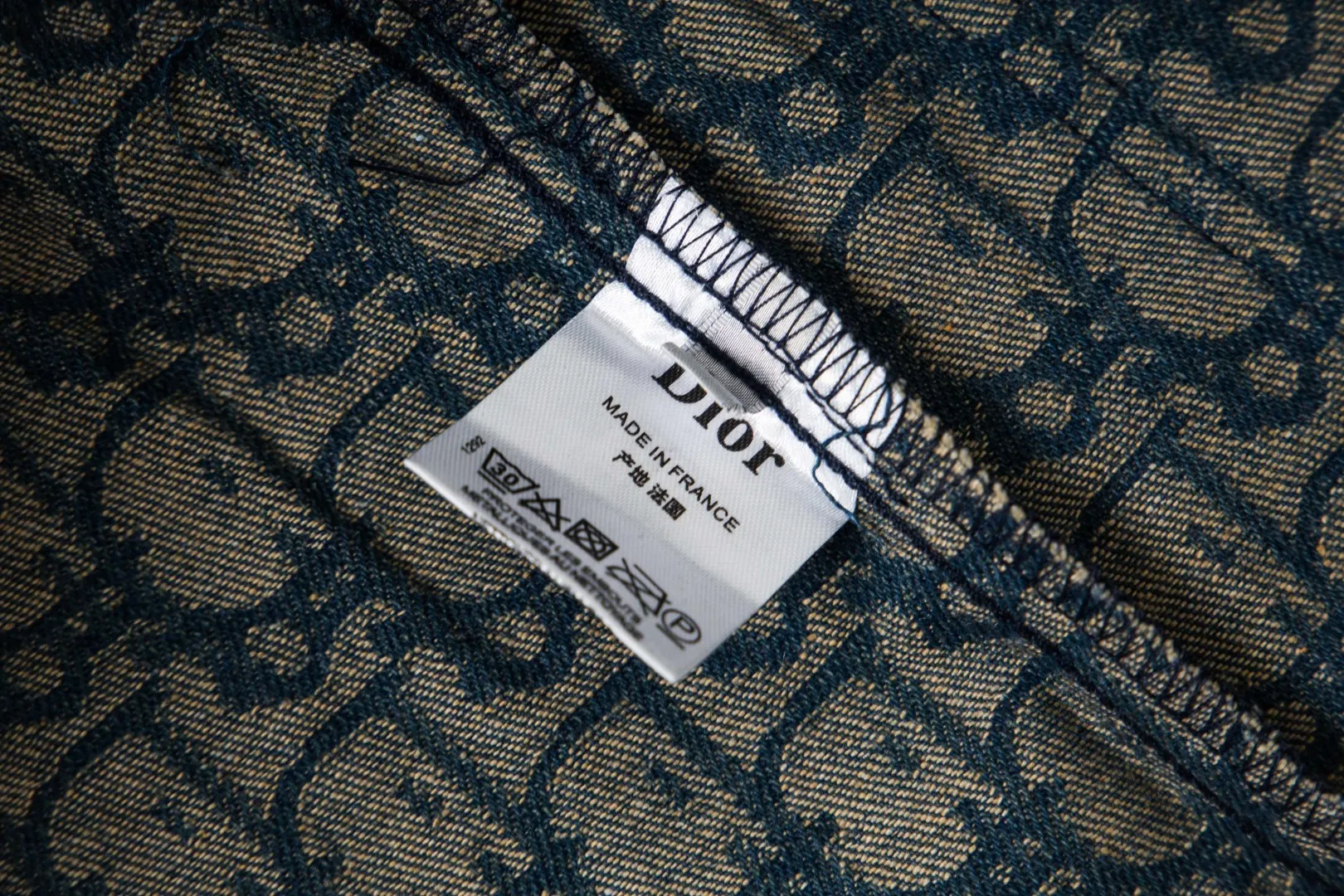 🅿️330 New: Style number: B135 DIOR classic logo all-over jacquard retro washed denim couple casual jacket 1⃣️Customized all-over printed knitted jacquard silk fabric, all-over printed jacquard adopts thousands of needle embroidery technology to perfectly control every stitch and thread. Different from other versions in the market, the fabric adopts customized dyeing and ultra-high washed tie-dye technology, complex workmanship, very high-quality fabric! Precise and high-quality jacquard craftsmanship allows the logo and fabric to be integrated into one! 2⃣️After washing, the upper body is soft and comfortable, extremely delicate, and feels solid, smooth and soft. The fabric has the characteristics of being wrinkle-free and has an invincible feel. The details are handled perfectly! 3⃣️Fashionable and personalized, the style is fashionable, simple and elegant, and it is a very versatile jacket!    Same style for men and women Color: Picture color Size: S. M. L. XL