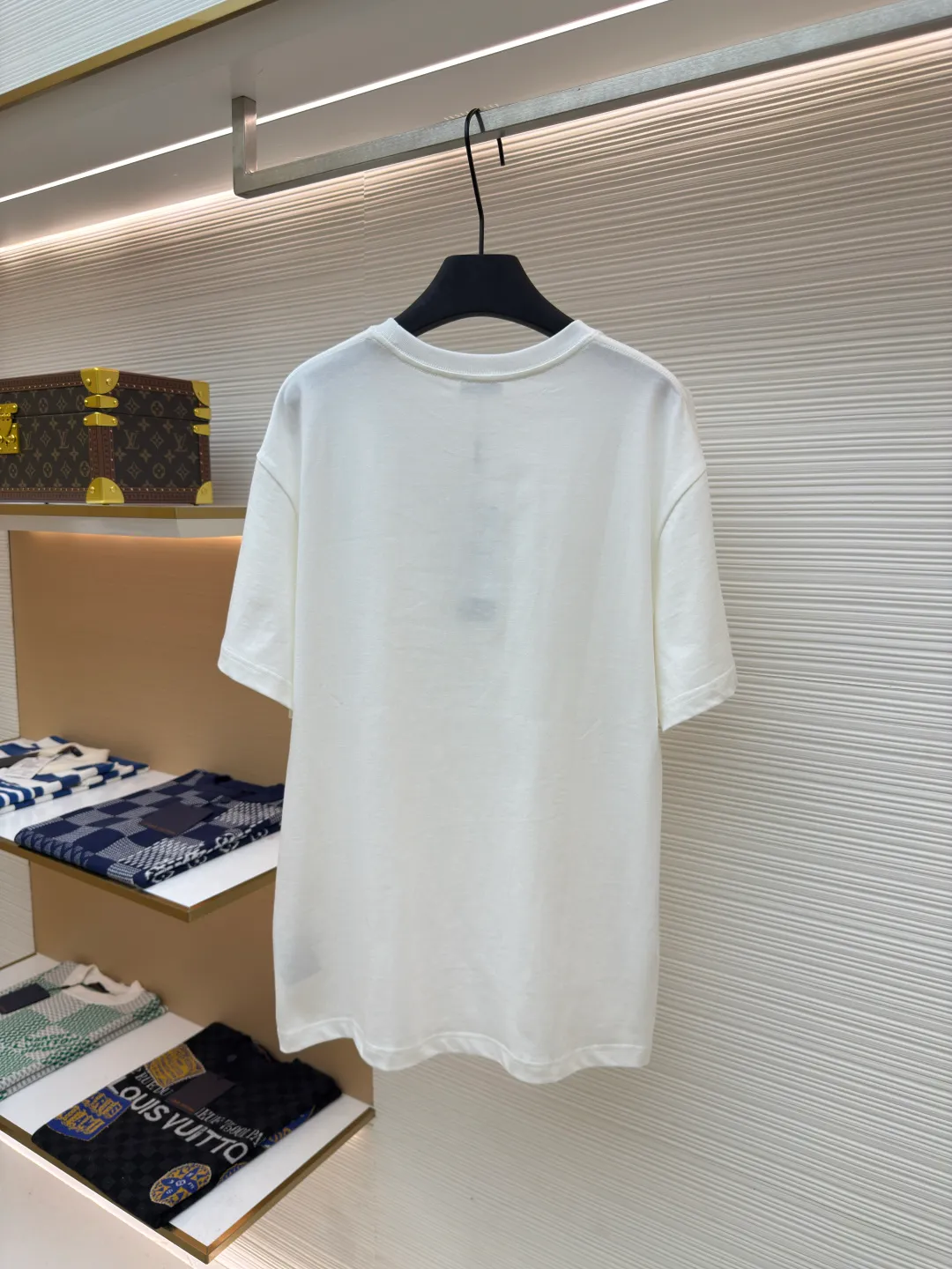 DIOR CD letter embroidered round neck short sleeves ●Authentic product: Purchased and developed for 5400 ●Item number: 1680438-A00 ●Fabric: pure cotton fabric ●Technology: embroidery process ●Version: fitted version ●Weight: about 290 grams ●Size: XS-S-M-L ●Description: Color is custom-woven and dyed, "CD" design on the chest. A perfect fashionable and trendy item! The oversize version is very slimming and can be worn with a T-skirt or shorts. Who wouldn’t love it? The texture of the customized fabric is super versatile and can be worn in all seasons. The overall routing is straight and delicate, the fabric is comfortable and soft, and the color is consistent with no color difference. It can be matched with the same style to create a fashionable look and control various occasions. Customized accessories, complete with three labels, same style for men and women!