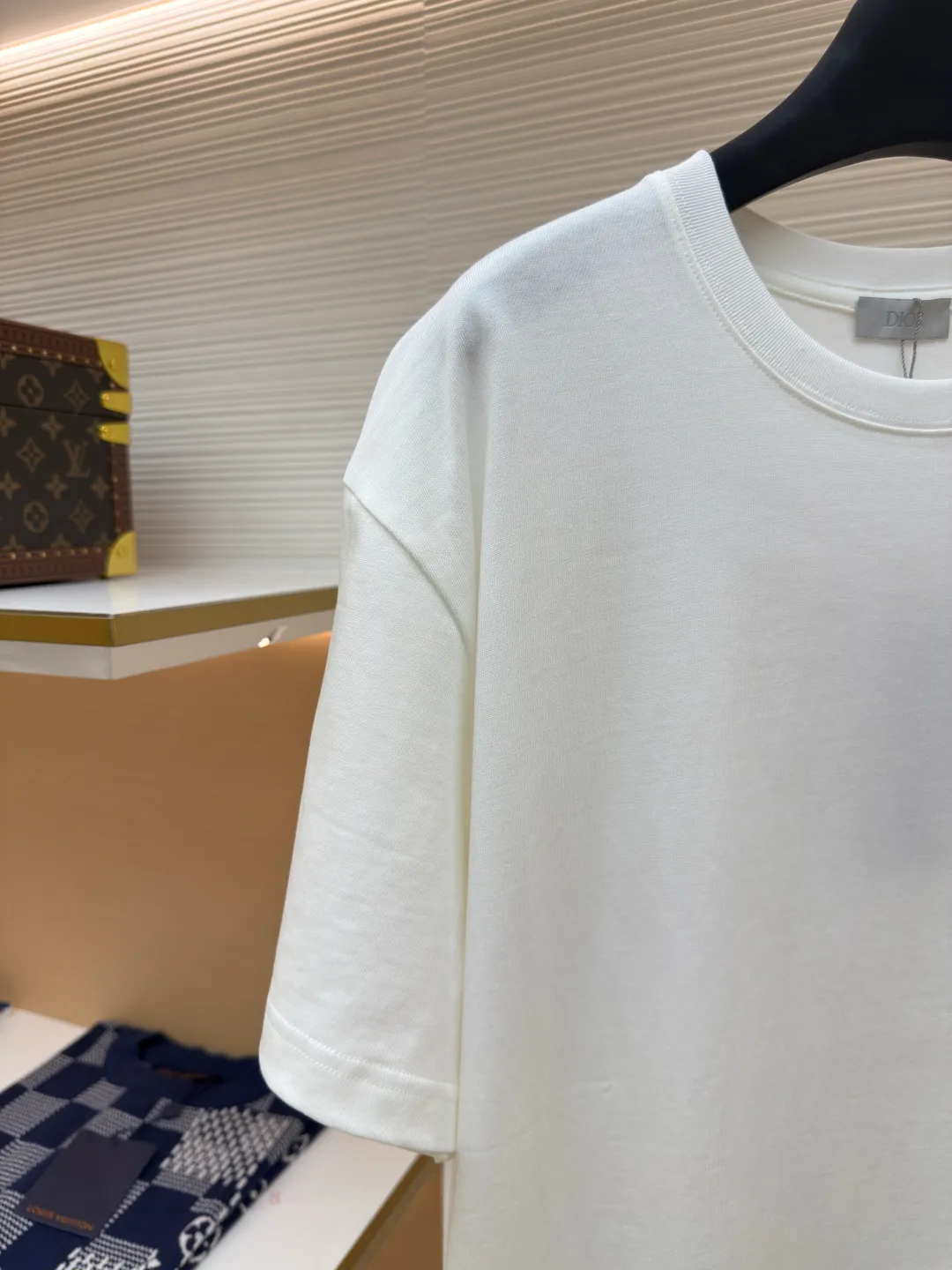 DIOR CD letter embroidered round neck short sleeves ●Authentic product: Purchased and developed for 5400 ●Item number: 1680438-A00 ●Fabric: pure cotton fabric ●Technology: embroidery process ●Version: fitted version ●Weight: about 290 grams ●Size: XS-S-M-L ●Description: Color is custom-woven and dyed, "CD" design on the chest. A perfect fashionable and trendy item! The oversize version is very slimming and can be worn with a T-skirt or shorts. Who wouldn’t love it? The texture of the customized fabric is super versatile and can be worn in all seasons. The overall routing is straight and delicate, the fabric is comfortable and soft, and the color is consistent with no color difference. It can be matched with the same style to create a fashionable look and control various occasions. Customized accessories, complete with three labels, same style for men and women!