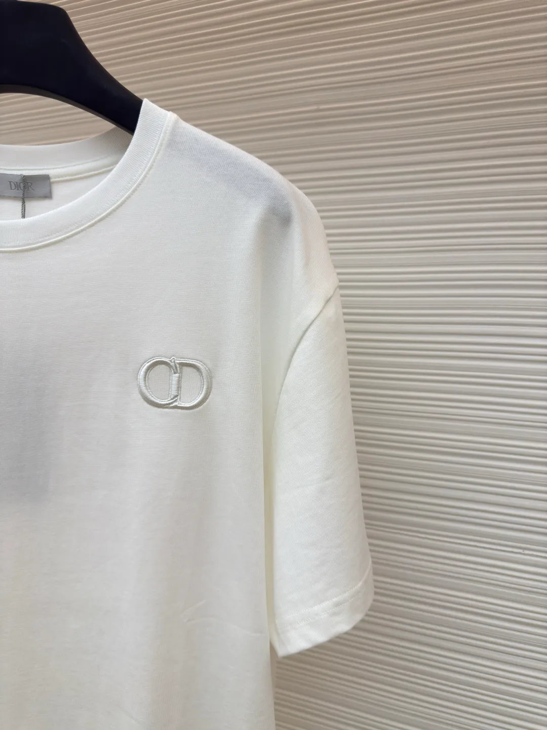 DIOR CD letter embroidered round neck short sleeves ●Authentic product: Purchased and developed for 5400 ●Item number: 1680438-A00 ●Fabric: pure cotton fabric ●Technology: embroidery process ●Version: fitted version ●Weight: about 290 grams ●Size: XS-S-M-L ●Description: Color is custom-woven and dyed, "CD" design on the chest. A perfect fashionable and trendy item! The oversize version is very slimming and can be worn with a T-skirt or shorts. Who wouldn’t love it? The texture of the customized fabric is super versatile and can be worn in all seasons. The overall routing is straight and delicate, the fabric is comfortable and soft, and the color is consistent with no color difference. It can be matched with the same style to create a fashionable look and control various occasions. Customized accessories, complete with three labels, same style for men and women!