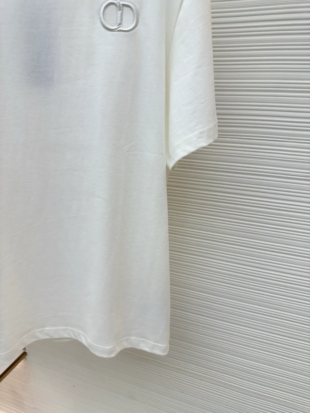 DIOR CD letter embroidered round neck short sleeves ●Authentic product: Purchased and developed for 5400 ●Item number: 1680438-A00 ●Fabric: pure cotton fabric ●Technology: embroidery process ●Version: fitted version ●Weight: about 290 grams ●Size: XS-S-M-L ●Description: Color is custom-woven and dyed, "CD" design on the chest. A perfect fashionable and trendy item! The oversize version is very slimming and can be worn with a T-skirt or shorts. Who wouldn’t love it? The texture of the customized fabric is super versatile and can be worn in all seasons. The overall routing is straight and delicate, the fabric is comfortable and soft, and the color is consistent with no color difference. It can be matched with the same style to create a fashionable look and control various occasions. Customized accessories, complete with three labels, same style for men and women!