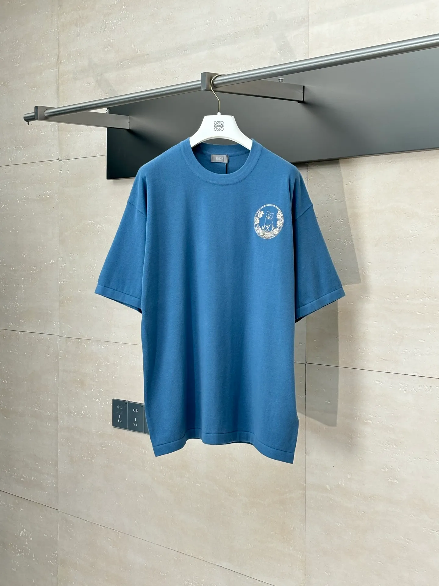 🅿️360 Dio*/Dior 25 new limited-edition short-sleeved T-shirt with cat embroidery logo. It is made of customized cotton plain fabric, breathable and comfortable. It is decorated with hollow brand letter embroidery on the chest, with co-branded cute kitten embroidery pattern, and custom-woven rib double-needle hemming technology. Size: S/M/L/XL