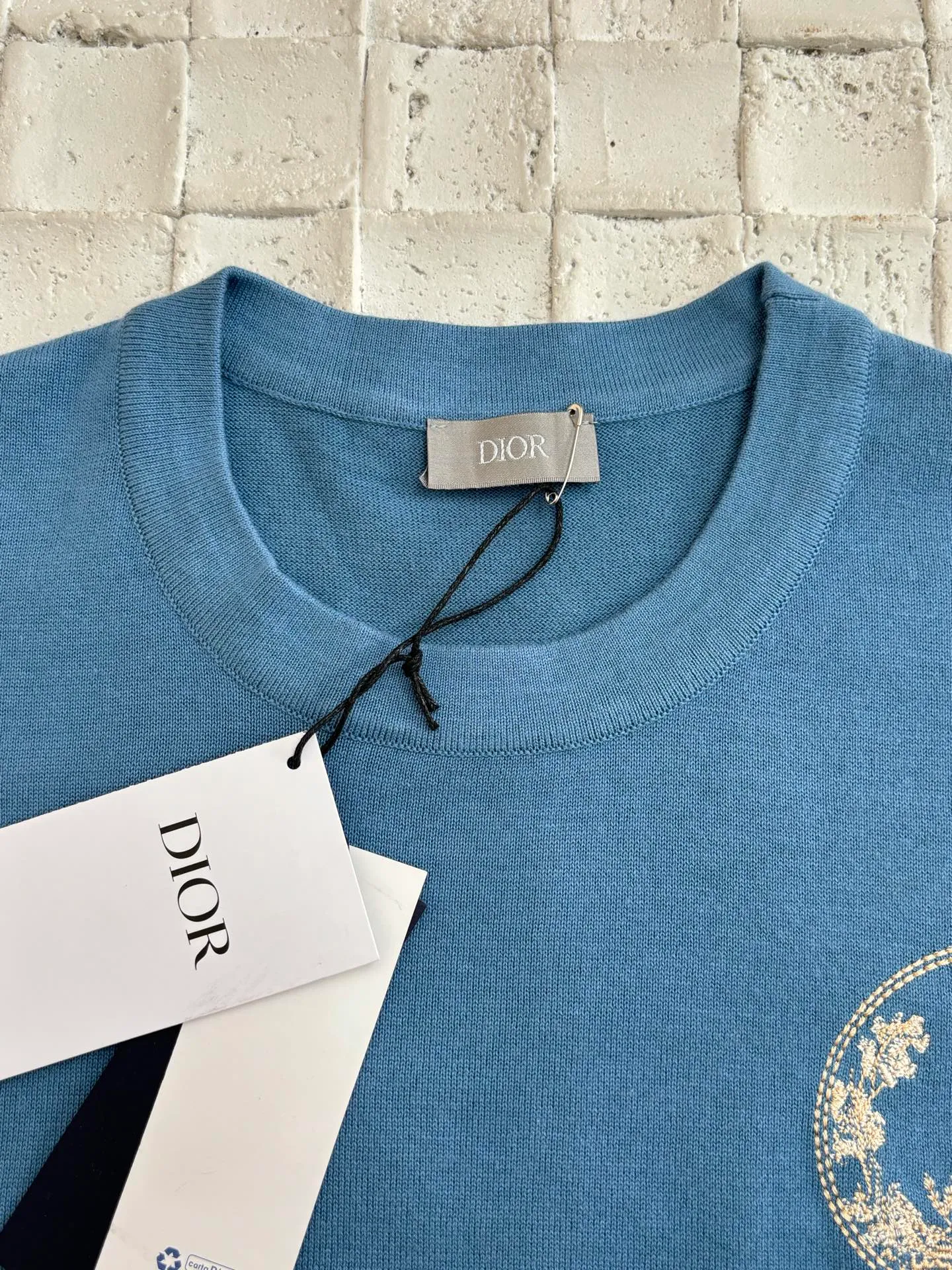 🅿️360 Dio*/Dior 25 new limited-edition short-sleeved T-shirt with cat embroidery logo. It is made of customized cotton plain fabric, breathable and comfortable. It is decorated with hollow brand letter embroidery on the chest, with co-branded cute kitten embroidery pattern, and custom-woven rib double-needle hemming technology. Size: S/M/L/XL