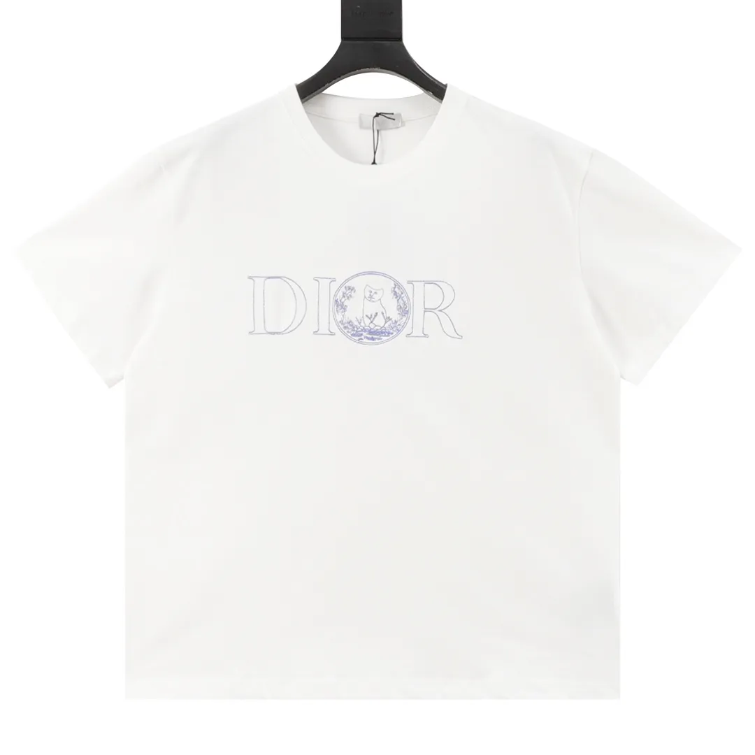 🅿️210 DIOR/Dior little blue cat embroidered short-sleeved T-shirt. Pure cotton double yarn fabric, using high-density thread embroidery, loose version, equipped with a full set of accessories. The fabric is soft, thick and complete with three standards, streamlined but not boring, versatile and atmospheric, interpreting the characteristics of casual fashion themes. The front little blue cat embroidery and the brand LOGO are combined with the design to integrate with the body, creating a rich and diverse texture to highlight the charm of diverse trend details. The same style for men and women. Size: XS-L