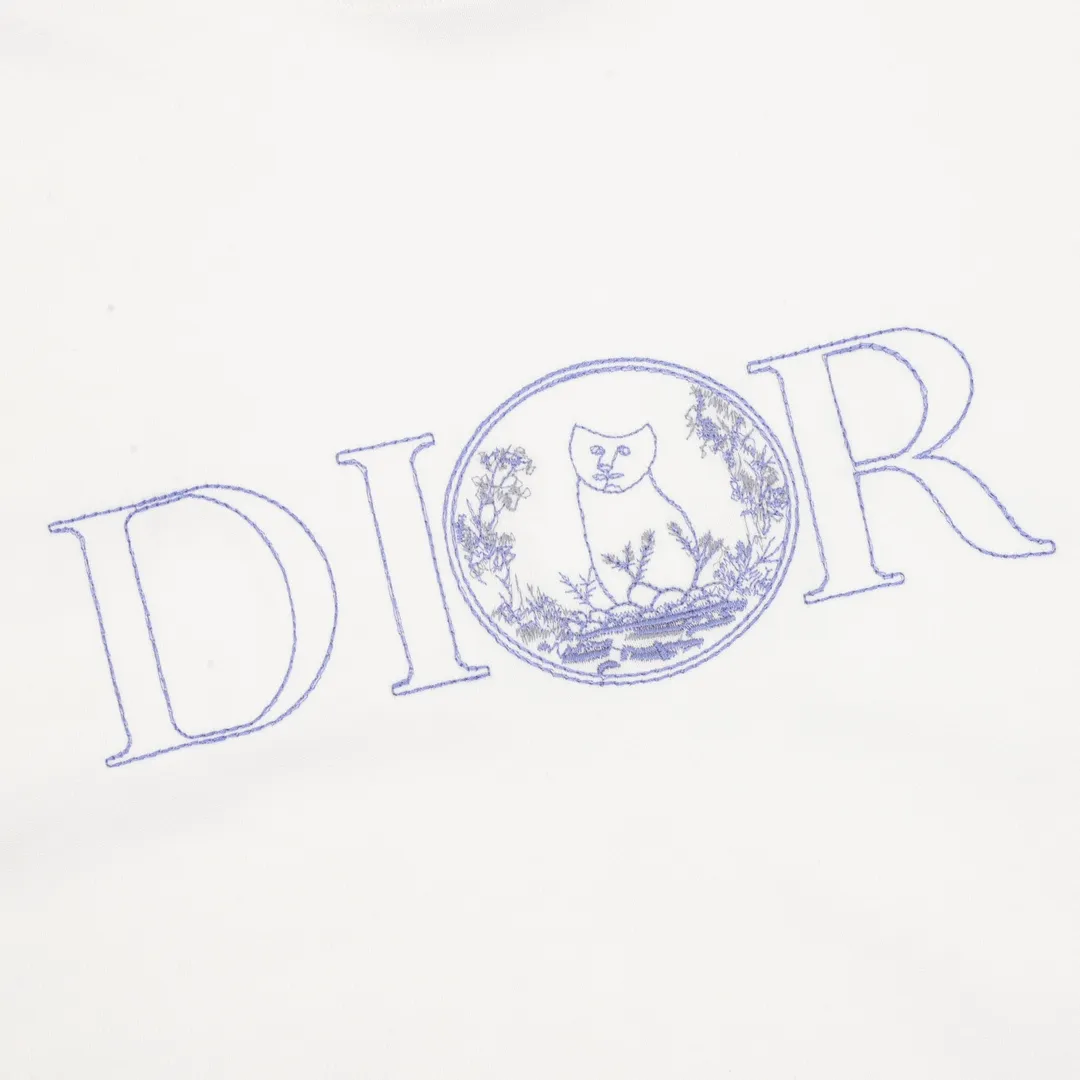 🅿️210 DIOR/Dior little blue cat embroidered short-sleeved T-shirt. Pure cotton double yarn fabric, using high-density thread embroidery, loose version, equipped with a full set of accessories. The fabric is soft, thick and complete with three standards, streamlined but not boring, versatile and atmospheric, interpreting the characteristics of casual fashion themes. The front little blue cat embroidery and the brand LOGO are combined with the design to integrate with the body, creating a rich and diverse texture to highlight the charm of diverse trend details. The same style for men and women. Size: XS-L