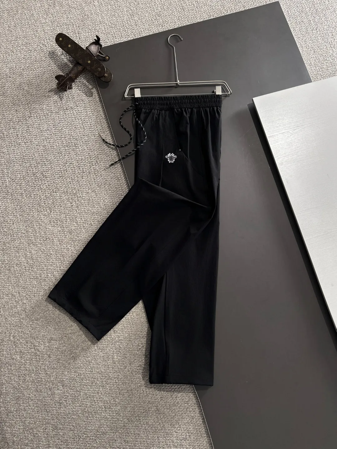 🅿️390 next day shipping DIOR 2025 spring and summer new elastic band casual pants, thin counter custom fabrics, high breathability and comfort, impeccable details, brand element design concept, reflecting high quality. It feels delicate and soft! It presents a casual cut and the upper body shape is great! Size: M-4XL