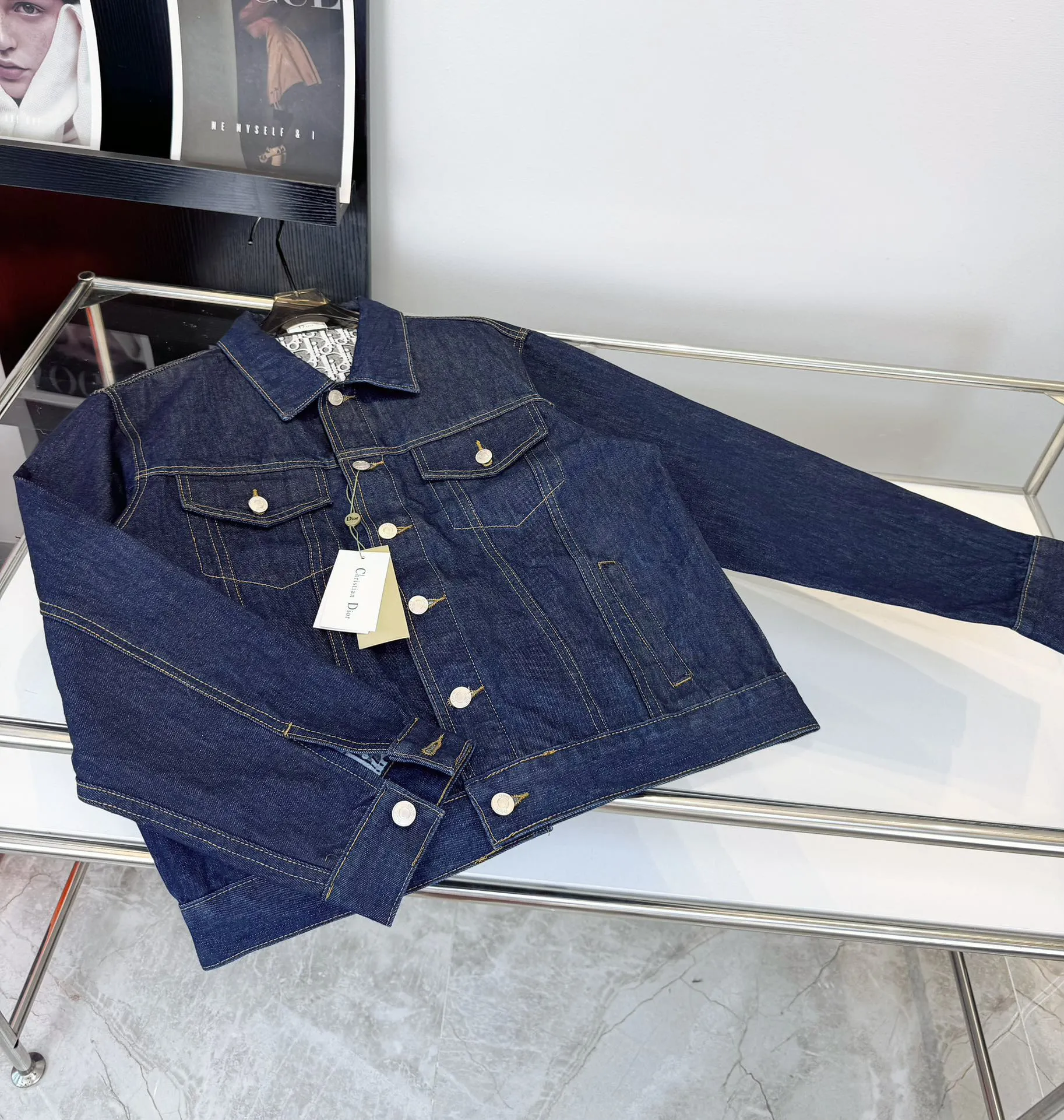 🅿️360 model number: D101 Dior/Dior reversible presbyopic CD all-over logo printed jacket denim shirt jacket reversible couple style. On sale at the counter, the black lined denim jacket is retro and modern, dark black denim with light letter cycle printing, the same style for men and women is highly recommended! Very upright style, the classic dior pattern inside is stunning. Exclusive and high quality, different from all versions on the market. It is made of imported heavy-duty jacquard fabric with perfect details. It has been washed many times and feels comfortable. The edges of the high-density embroidered letters on the back are treated with old holes. It is paired with exclusive custom-made original button accessories. It can be described as ingenious quality. Size: M L XL Bust: 120 124 128 Length: 68 70 72 Recommended height 155-165 165-175 175-185 Recommended weight 120 Jin 145 Jin 170 Jin