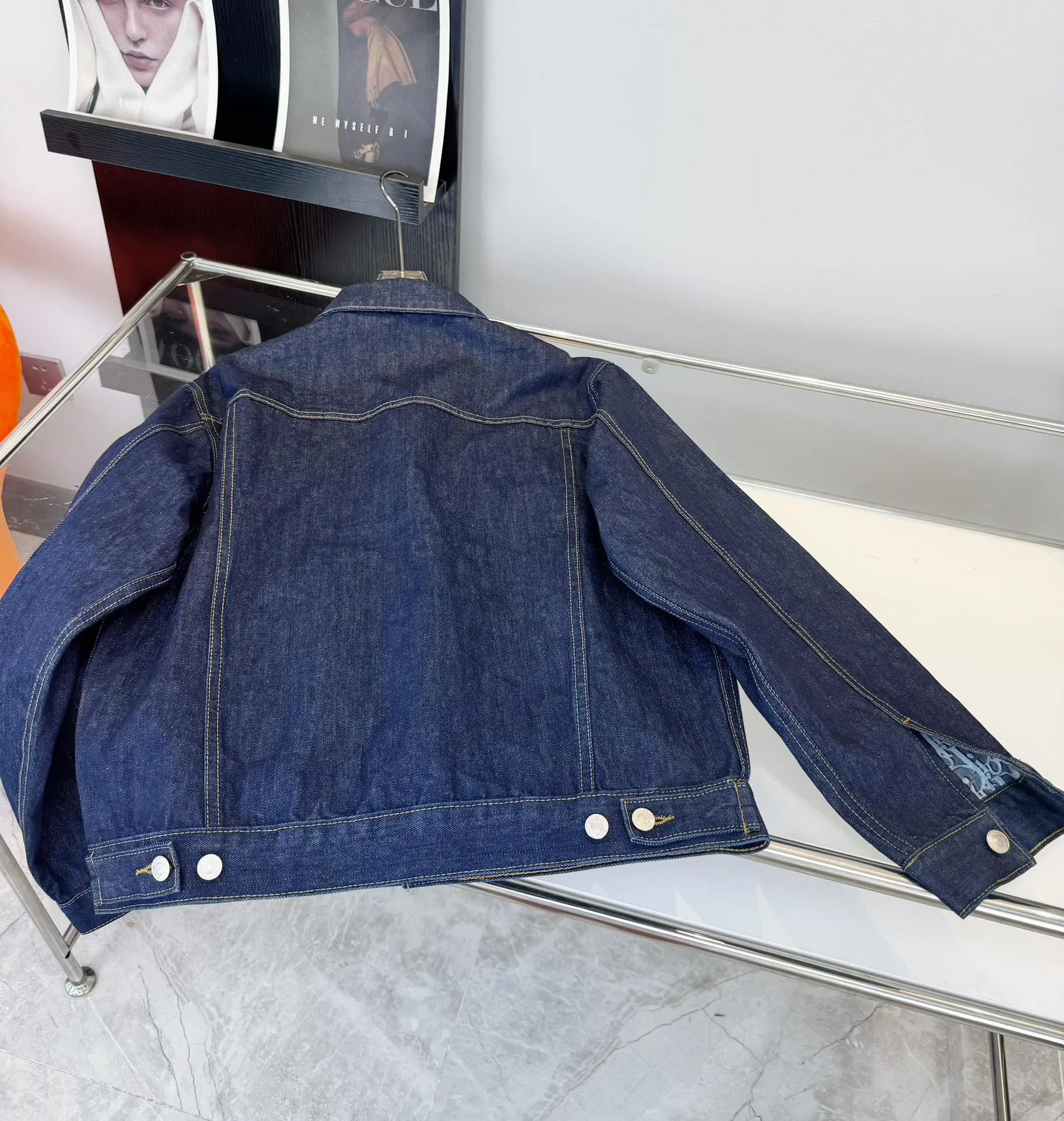 🅿️360 model number: D101 Dior/Dior reversible presbyopic CD all-over logo printed jacket denim shirt jacket reversible couple style. On sale at the counter, the black lined denim jacket is retro and modern, dark black denim with light letter cycle printing, the same style for men and women is highly recommended! Very upright style, the classic dior pattern inside is stunning. Exclusive and high quality, different from all versions on the market. It is made of imported heavy-duty jacquard fabric with perfect details. It has been washed many times and feels comfortable. The edges of the high-density embroidered letters on the back are treated with old holes. It is paired with exclusive custom-made original button accessories. It can be described as ingenious quality. Size: M L XL Bust: 120 124 128 Length: 68 70 72 Recommended height 155-165 165-175 175-185 Recommended weight 120 Jin 145 Jin 170 Jin