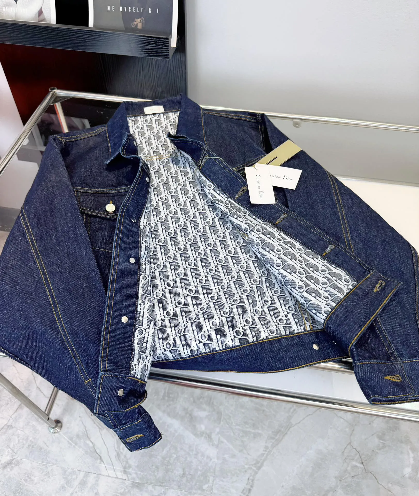 🅿️360 model number: D101 Dior/Dior reversible presbyopic CD all-over logo printed jacket denim shirt jacket reversible couple style. On sale at the counter, the black lined denim jacket is retro and modern, dark black denim with light letter cycle printing, the same style for men and women is highly recommended! Very upright style, the classic dior pattern inside is stunning. Exclusive and high quality, different from all versions on the market. It is made of imported heavy-duty jacquard fabric with perfect details. It has been washed many times and feels comfortable. The edges of the high-density embroidered letters on the back are treated with old holes. It is paired with exclusive custom-made original button accessories. It can be described as ingenious quality. Size: M L XL Bust: 120 124 128 Length: 68 70 72 Recommended height 155-165 165-175 175-185 Recommended weight 120 Jin 145 Jin 170 Jin
